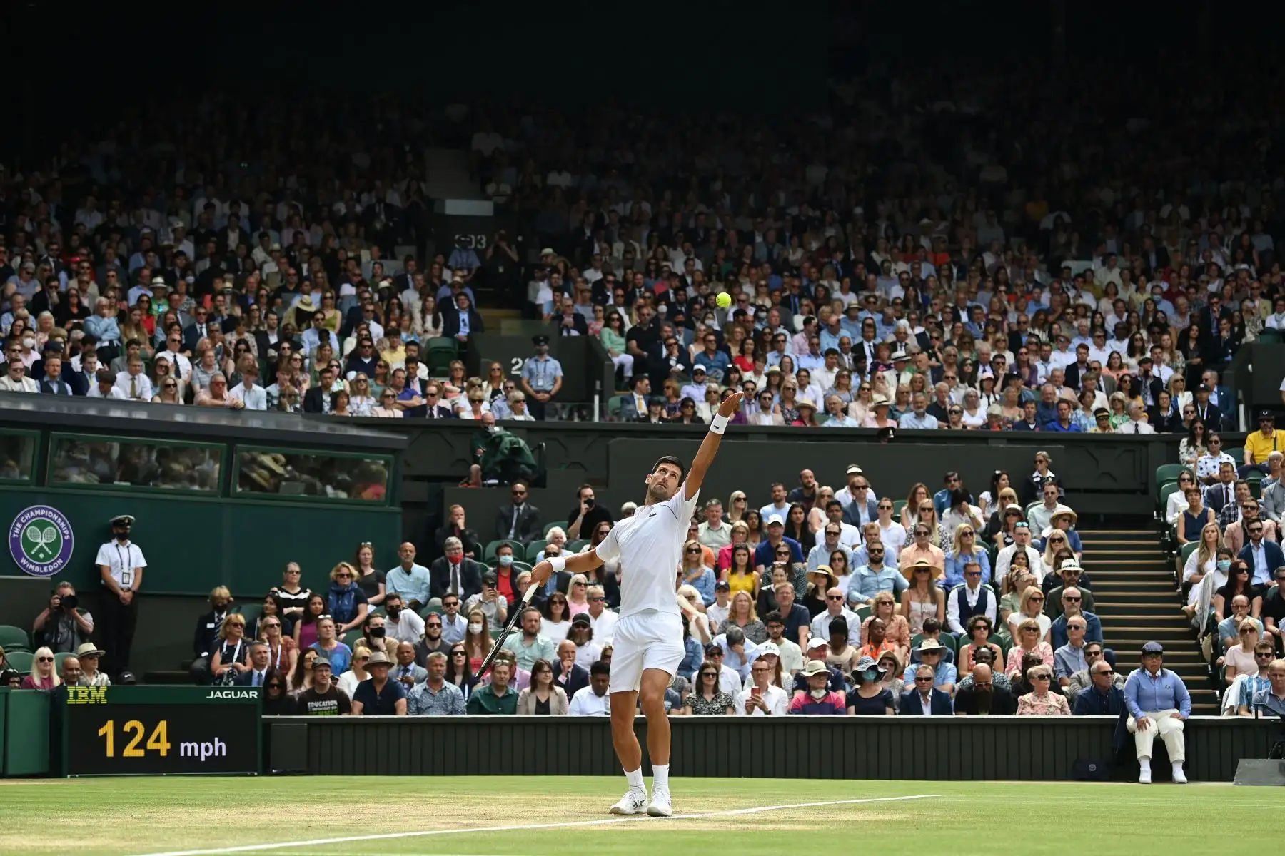 El serbio Novak Djokovic sirve al italiano Matteo Berrettini durante el partido final de individuales masculinos en el decimotercer día del Campeonato de Wimbledon 2021.
Foto: AFP
