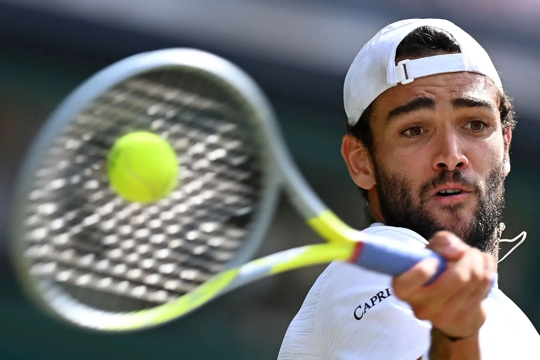 El italiano Matteo Berrettini regresa contra el serbio Novak Djokovic durante el partido final de individuales masculinos en el decimotercer día del Campeonato de Wimbledon 2021.
Foto: AFP