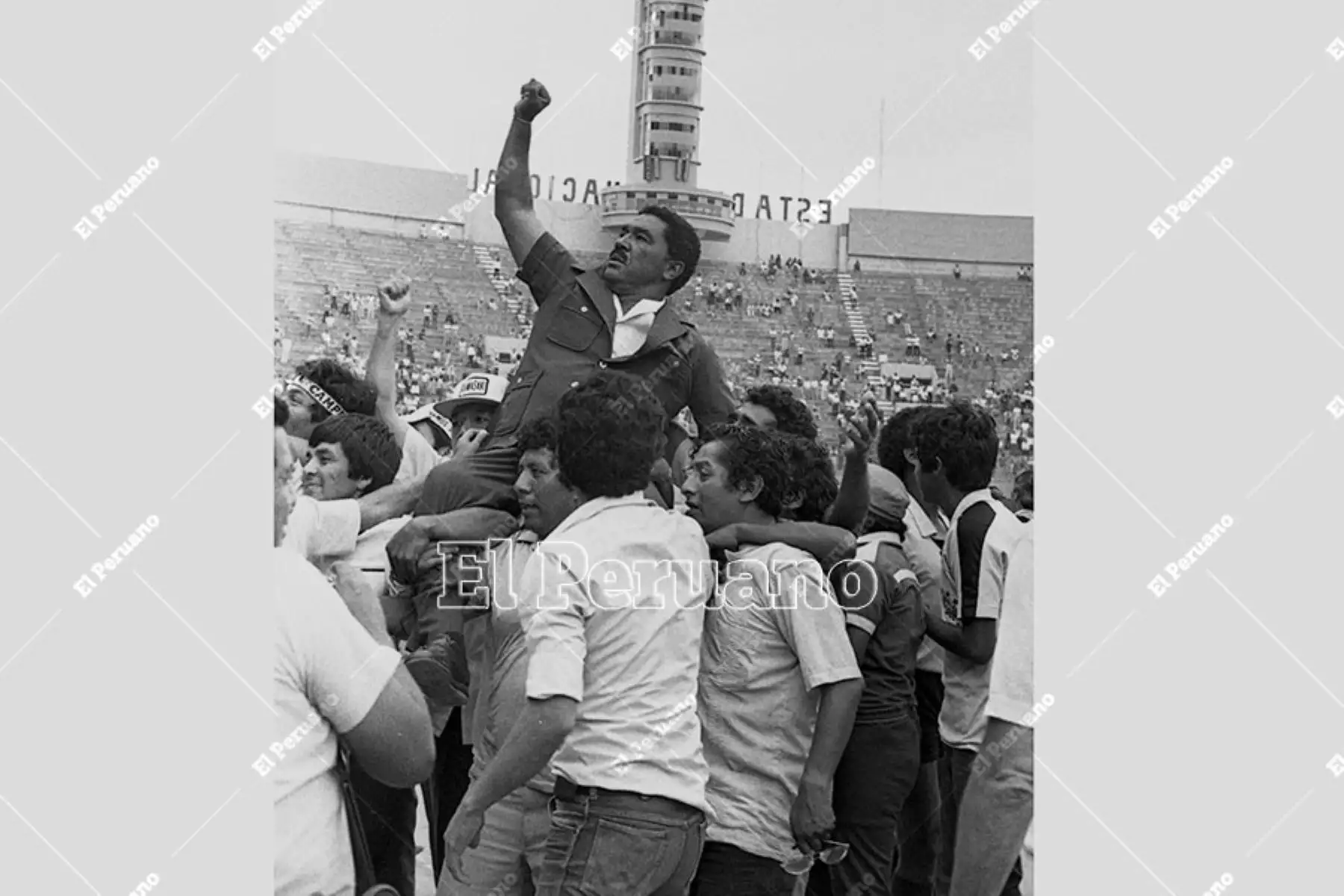 Lima - 23 diciembre 1984 / Marcos Calderón en hombros de los hinchas del Sport Boys que se coronó campeón nacional por sexta vez al vencer al Unión Huaral en el Estadio Nacional. 
Foto: Archivo Histórico de El Peruano / Pedro Arroyo
