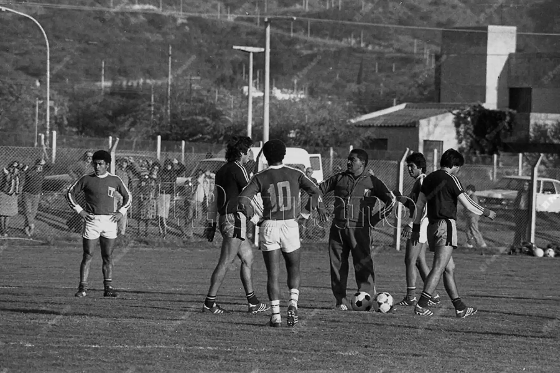 Córdoba, Argentina - 1 junio 1978  / Entrenamientos de la selección peruana de fútbol bajo la dirección de Marcos Calderón previo a su debut ante Escocia en el Mundial  Argentina 78. 
Foto: Archivo Histórico de El Peruano / Rolando Ángeles