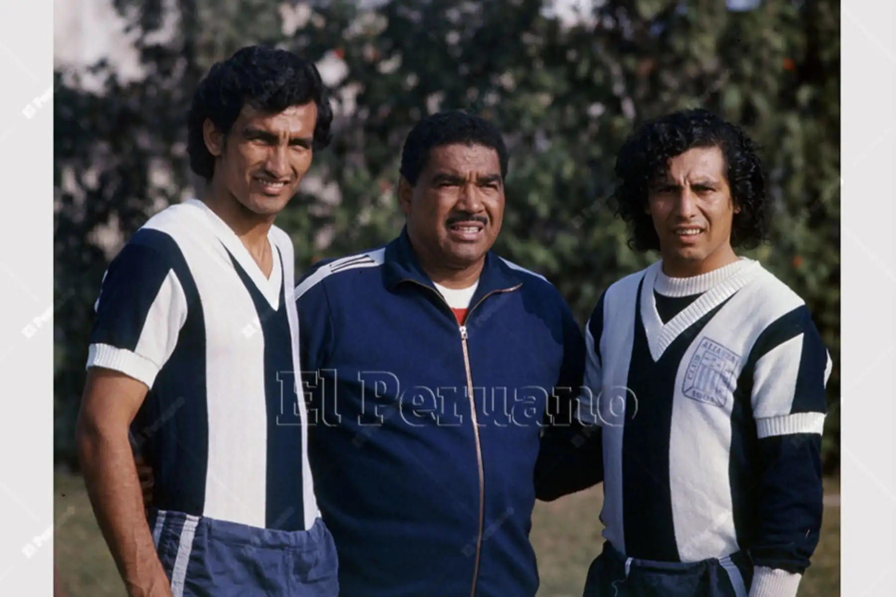 Lima - abril 1976 /  Marcos Calderón, entrenador de Alianza Lima, junto a César Cueto . 
Foto: Archivo Histórico de El Peruano