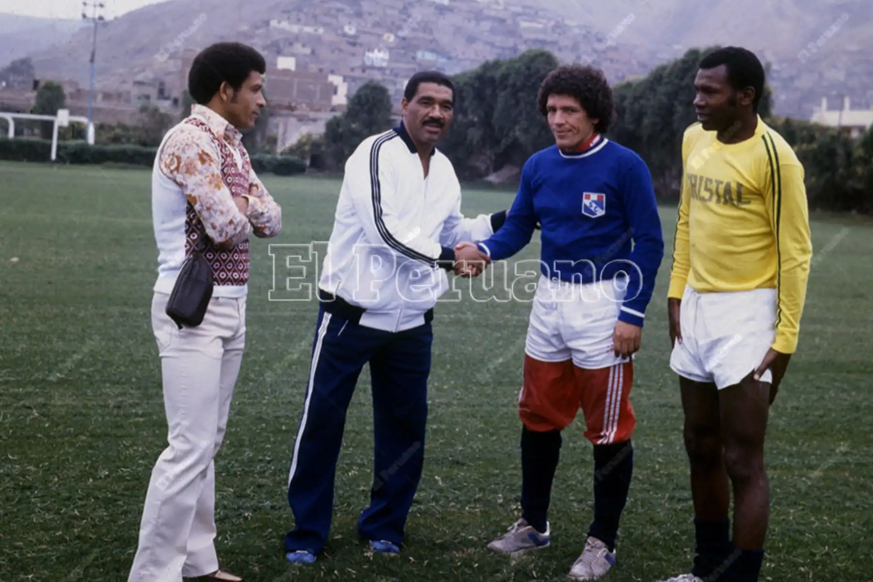 Lima - julio 1979 / El técnico Marcos Calderón junto a Ramón Mifflin  y Héctor Chumpitaz, durante un entrenamiento de Sporting Cristal. 
Foto: Archivo Histórico de El Peruano