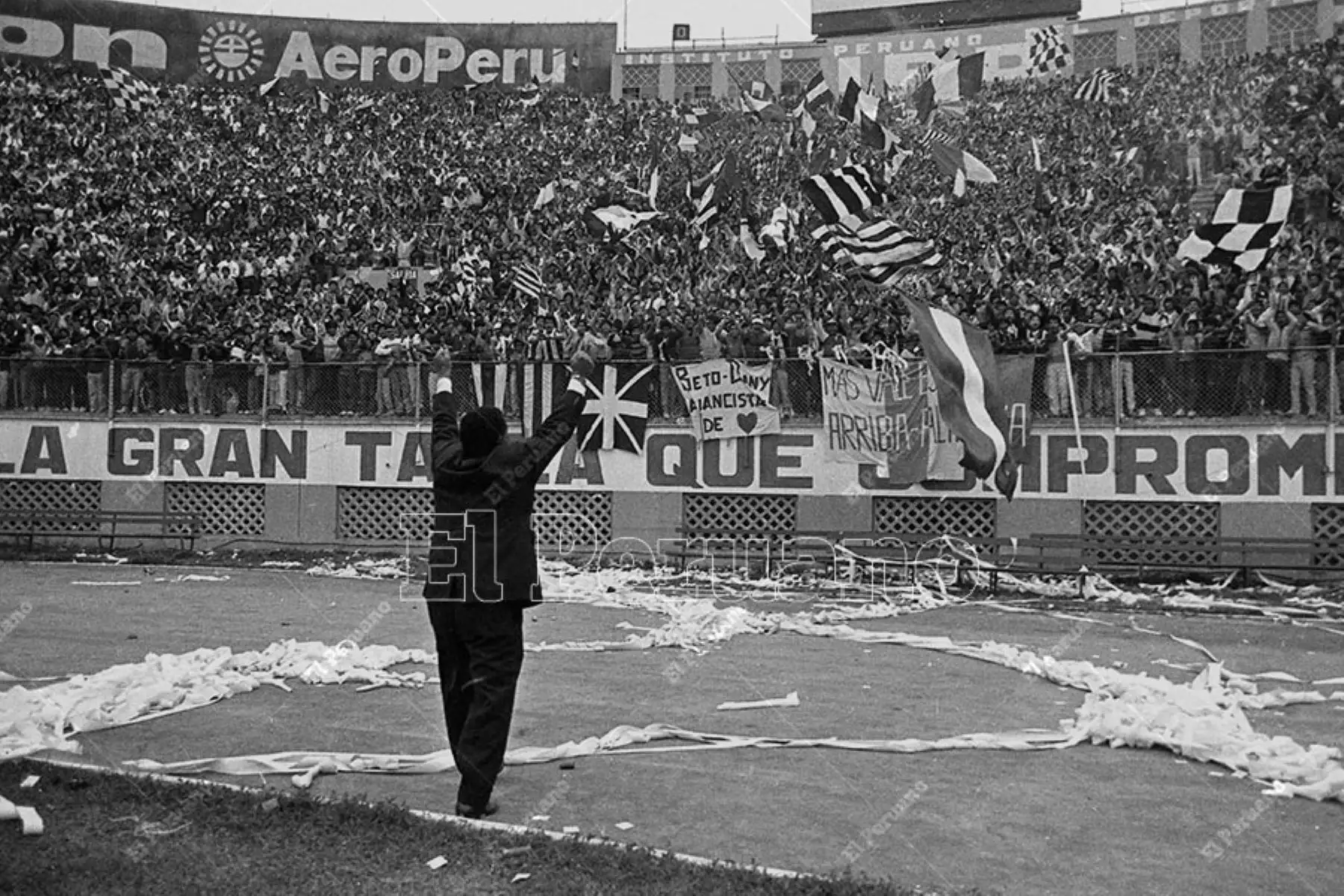 Lima - 1 noviembre 1987 / El técnico Marcos Calderón recibe una ovación de los hinchas de de Alianza Lima  en reconocimiento a sus 30 años de trayectoria como entrenador. Alianza Lima venció por 1-0 a Universitario con gol del "Potrillo" Escobar. Foto: Archivo Histórico de El Peruano / Alejandro Aguirre