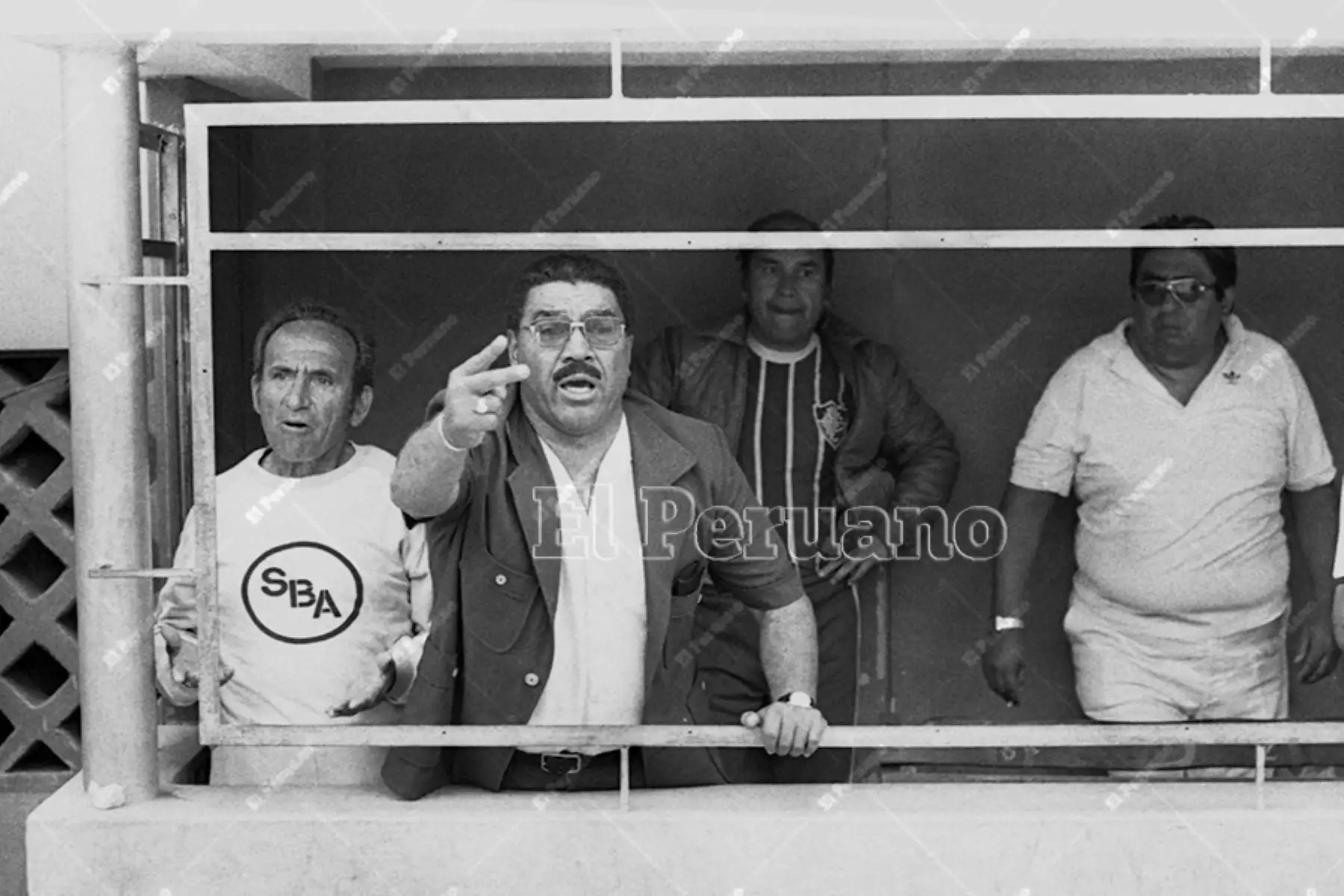 Lima - 20 agosto 1975 / El entrenador Marcos Calderón da indicaciones a sus dirigidos durante el encuentro entre Perú y Chile. Nuestra selección venció  3-1 y clasificó a las semifinales de la Copa América. 
Foto: Archivo Histórico de El Peruano