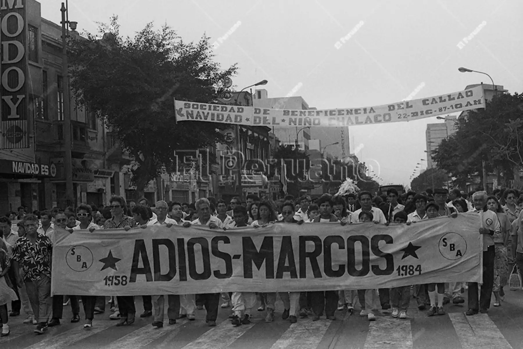 Callao - 25 diciembre 1987 / Multitudinario adiós al entrenador de Alianza Lima, Marcos Calderón Medrano, fallecido en el trágico accidente aéreo del Fokker F-27 que trasladaba al plantel íntimo. 
Foto: Archivo Histórico de El Peruano / Pedro Arroyo