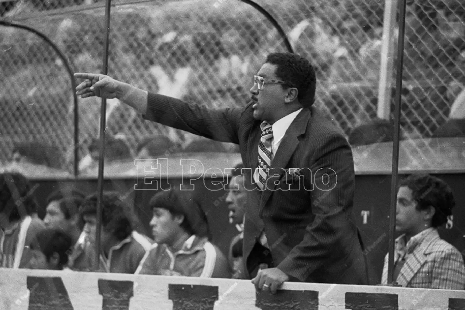 Lima - 20 agosto 1975 / El entrenador Marcos Calderón da indicaciones a sus dirigidos durante el encuentro entre Perú y Chile. Nuestra selección venció  3-1 y clasificó a las semifinales de la Copa América. 
Foto: Archivo Histórico de El Peruano