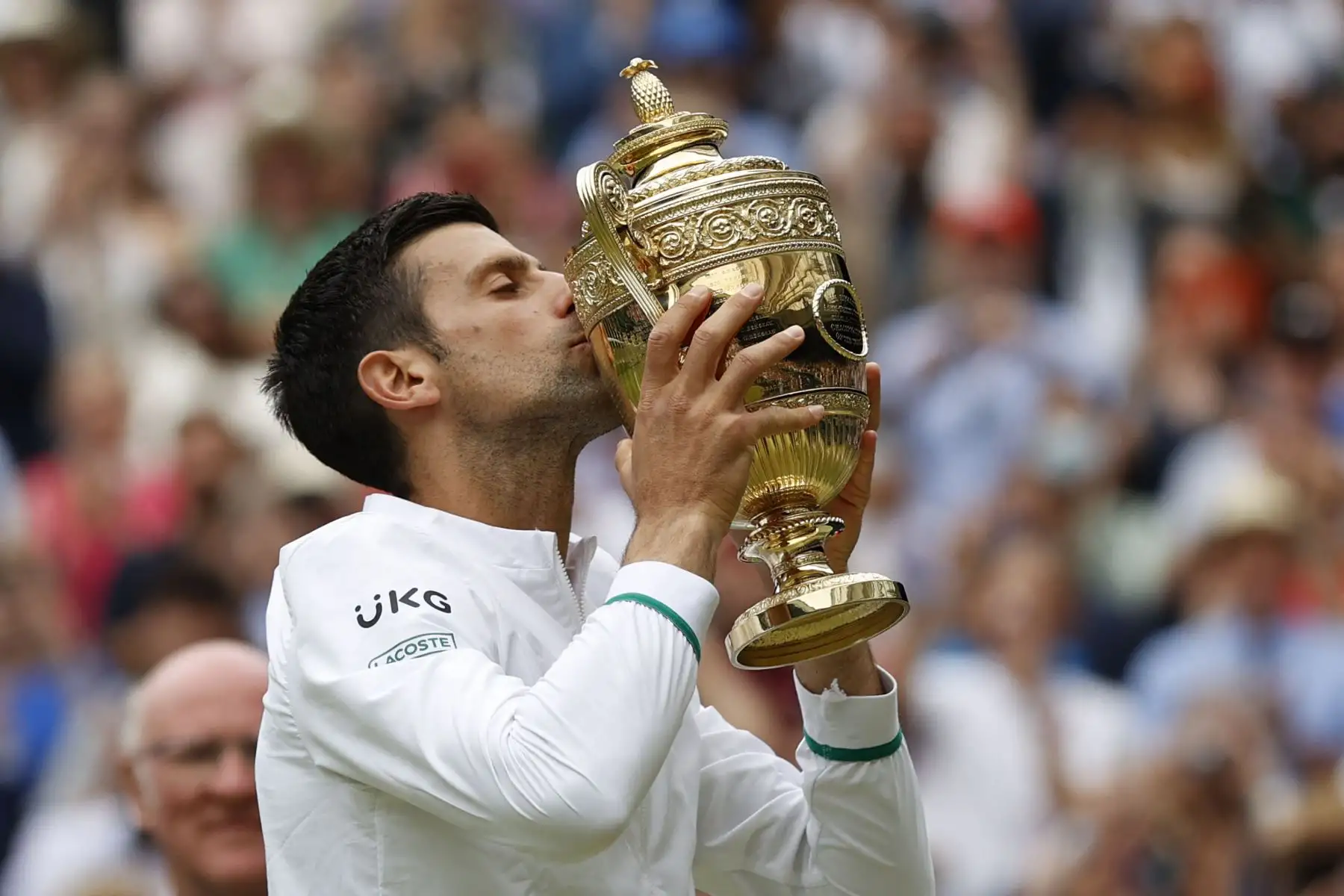 El serbio Novak Djokovic besa el trofeo del ganador después de vencer al italiano Matteo Berrettini durante el partido final de individuales masculinos en el decimotercer día del Campeonato de Wimbledon 2021.
Foto: AFP