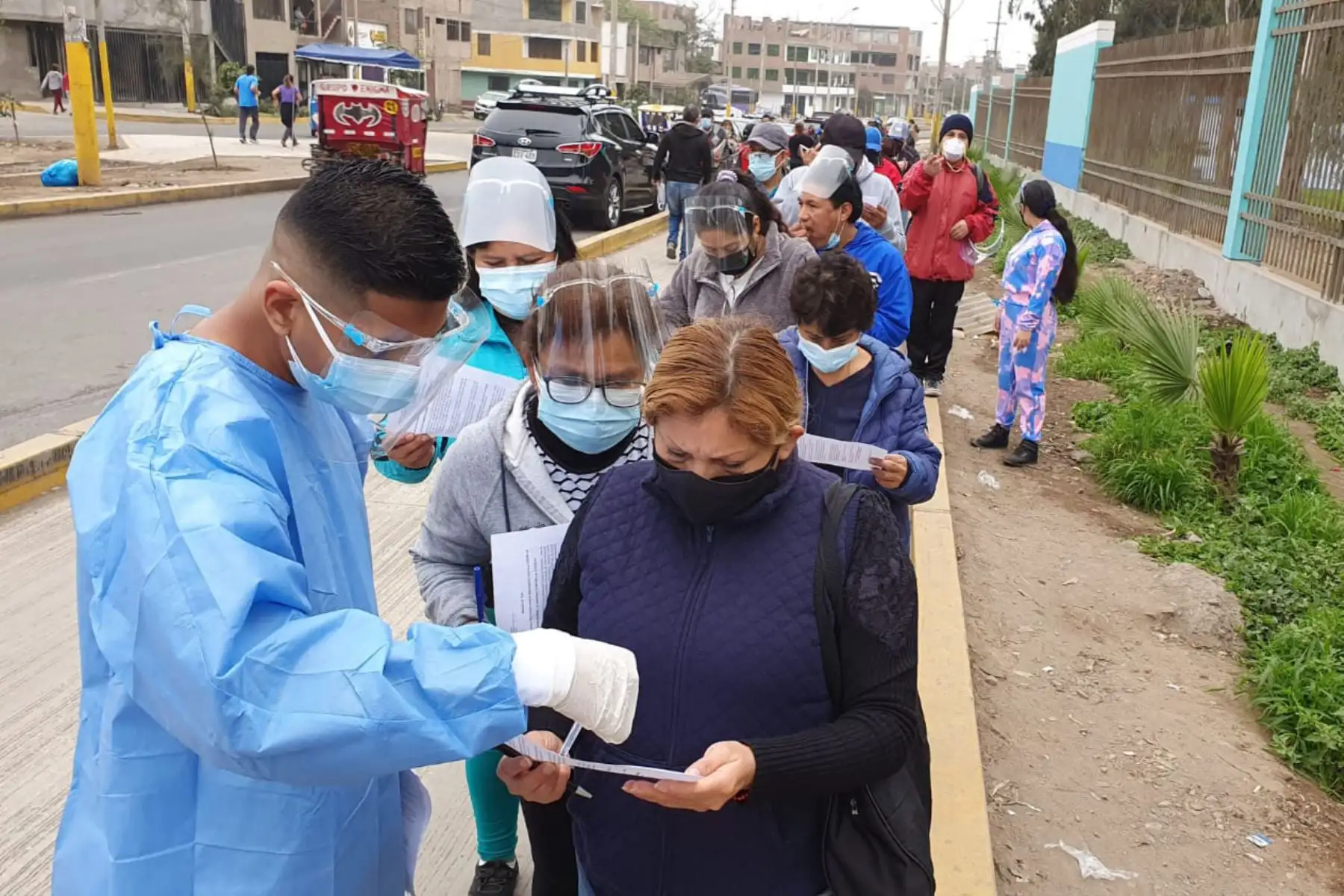 Ministerio de Salud, continua con la vacunación contra la covid-19 en la campaña "Vacunatón " que se realiza en el Parque Zonal Sinchi Roca de Comas. 
Foto: Minsa