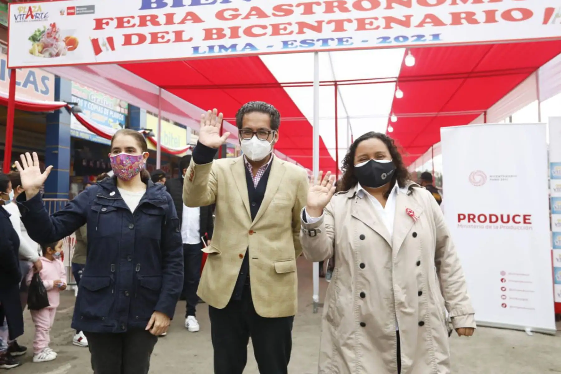La ministra de Vivienda, Solangel Fernández, y el ministro de la Producción, José Luis Chicoma, supervisaron la implementación de la "Guía para el uso temporal de espacios públicos próximos a mercados de abastos", elaborada por el Ministerio de Vivienda.
Foto: Ministerio de Vivienda