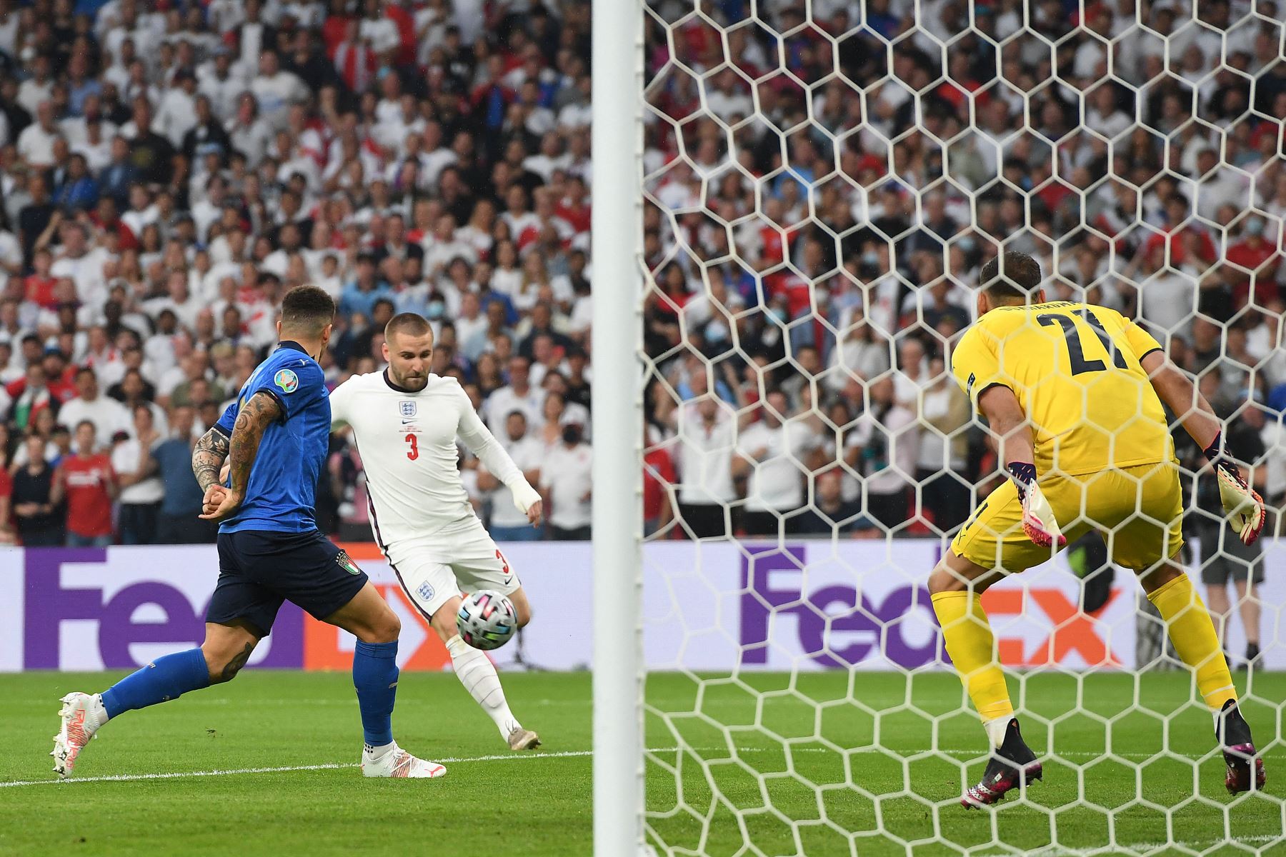 El defensor de Inglaterra Luke Shaw  dispara para marcar el gol de apertura durante el partido de fútbol final de la UEFA EURO 2020 entre Italia e Inglaterra en el estadio de Wembley en Londres.
Foto: AFP