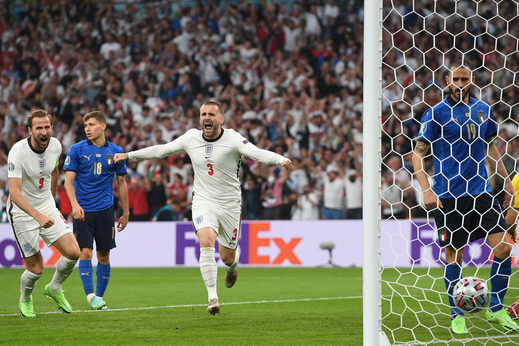 El defensor de Inglaterra Luke Shaw celebra después de anotar el gol de apertura durante el partido de fútbol final de la UEFA EURO 2020 entre Italia e Inglaterra en el estadio de Wembley en Londres.
Foto: AFP