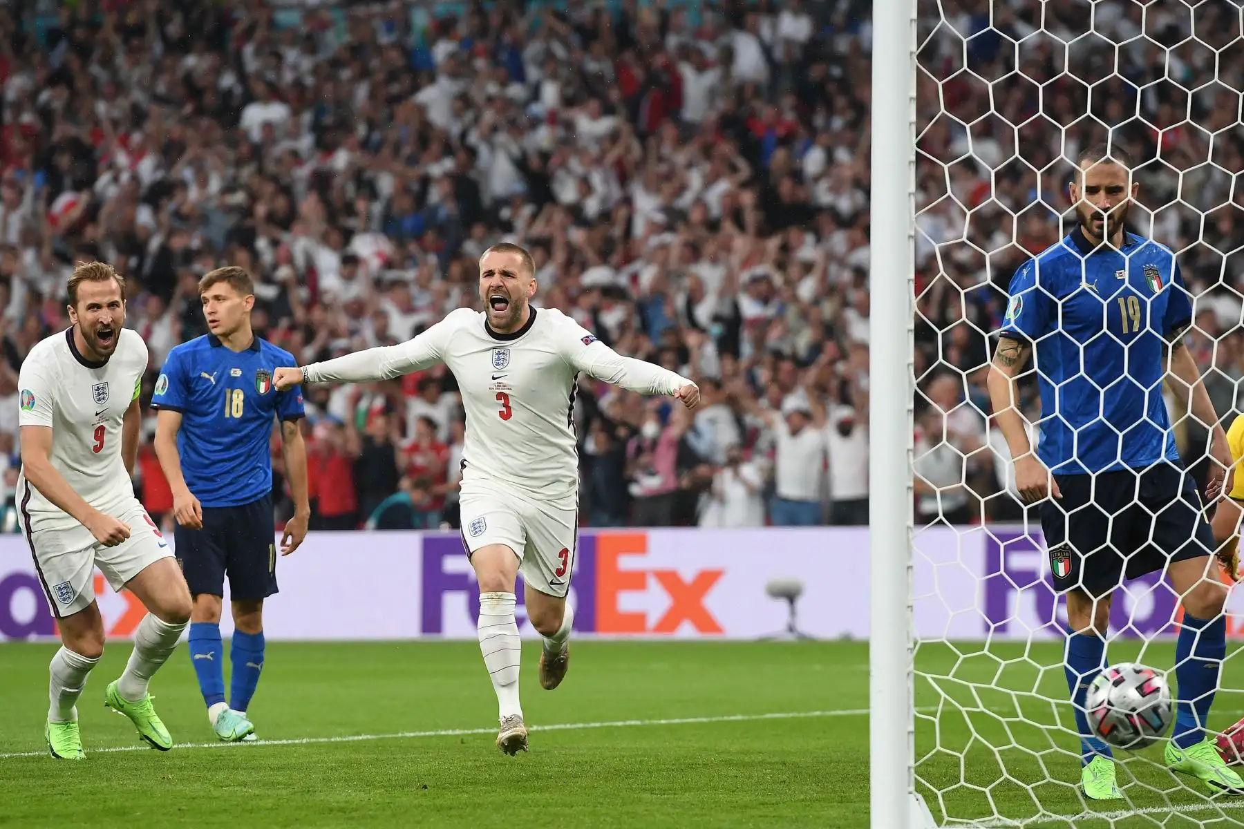 El defensor de Inglaterra Luke Shaw celebra después de anotar el gol de apertura durante el partido de fútbol final de la UEFA EURO 2020 entre Italia e Inglaterra en el estadio de Wembley en Londres.
Foto: AFP
