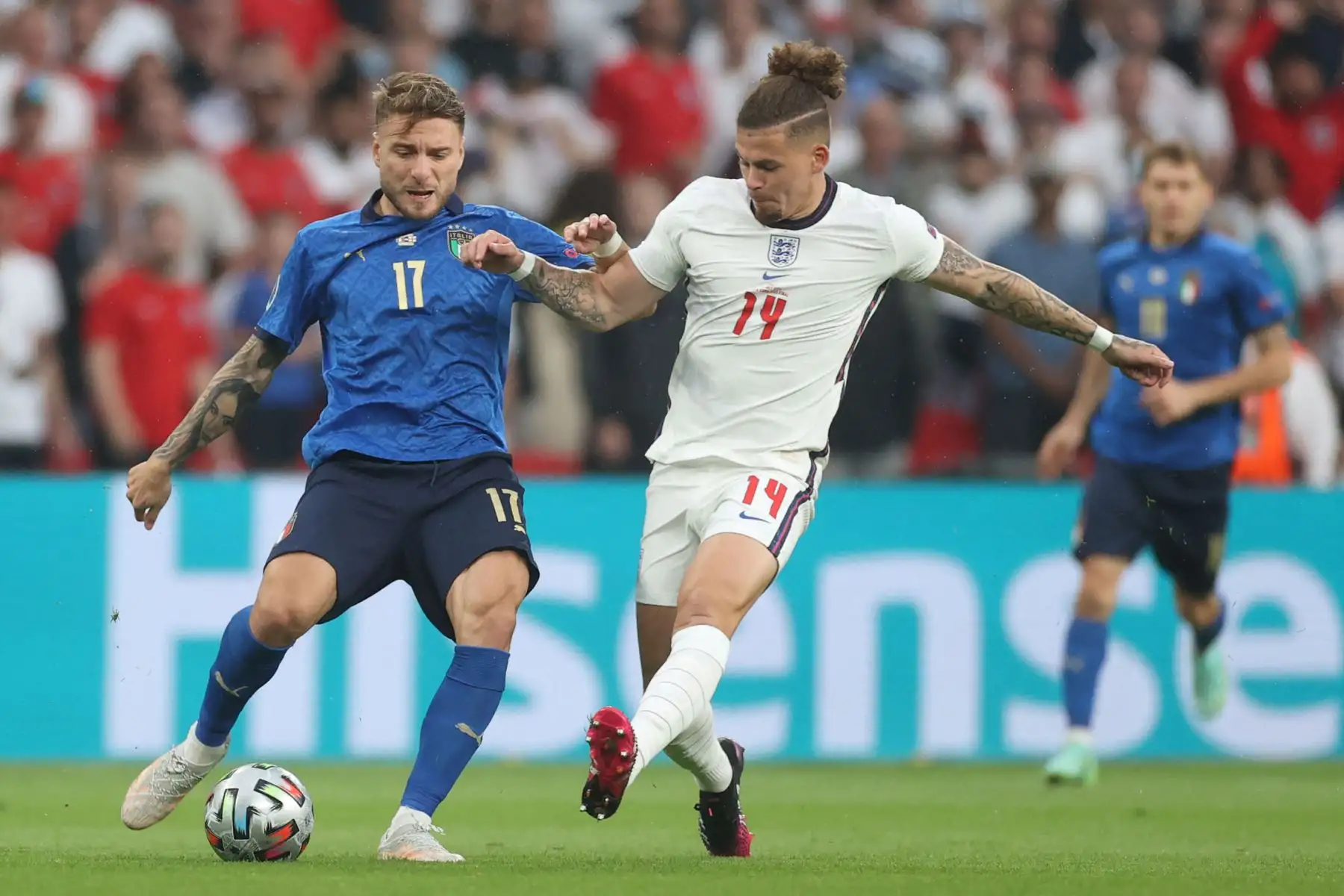 El delantero italiano Ciro Immobile lucha por el balón con el mediocampista de Inglaterra Kalvin Phillips (R) durante el partido de fútbol final de la UEFA EURO 2020 entre Italia e Inglaterra en el estadio de Wembley en Londres.
Foto: AFP