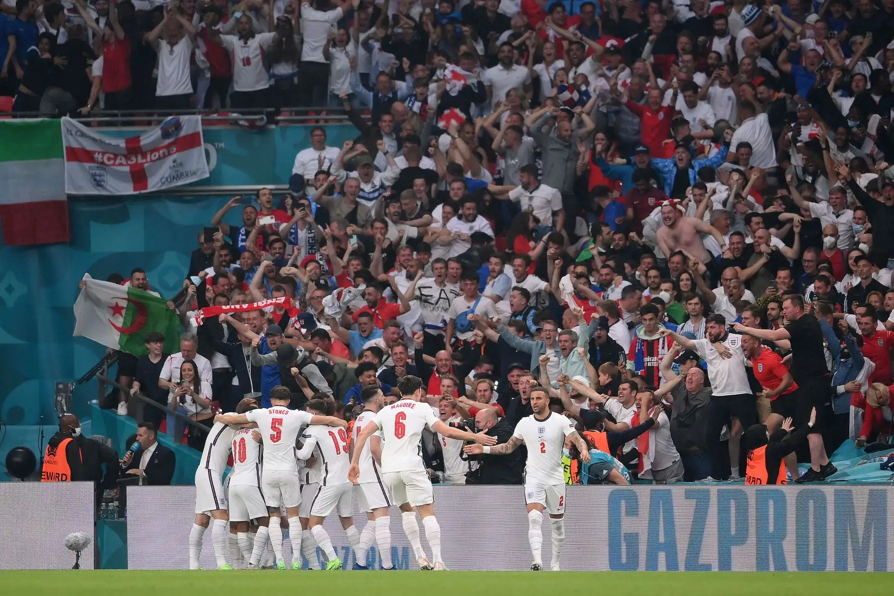 Los jugadores de Inglaterra celebran su primer gol durante el partido de fútbol final de la UEFA EURO 2020 entre Italia e Inglaterra en el estadio de Wembley en Londres.
Foto: AFP