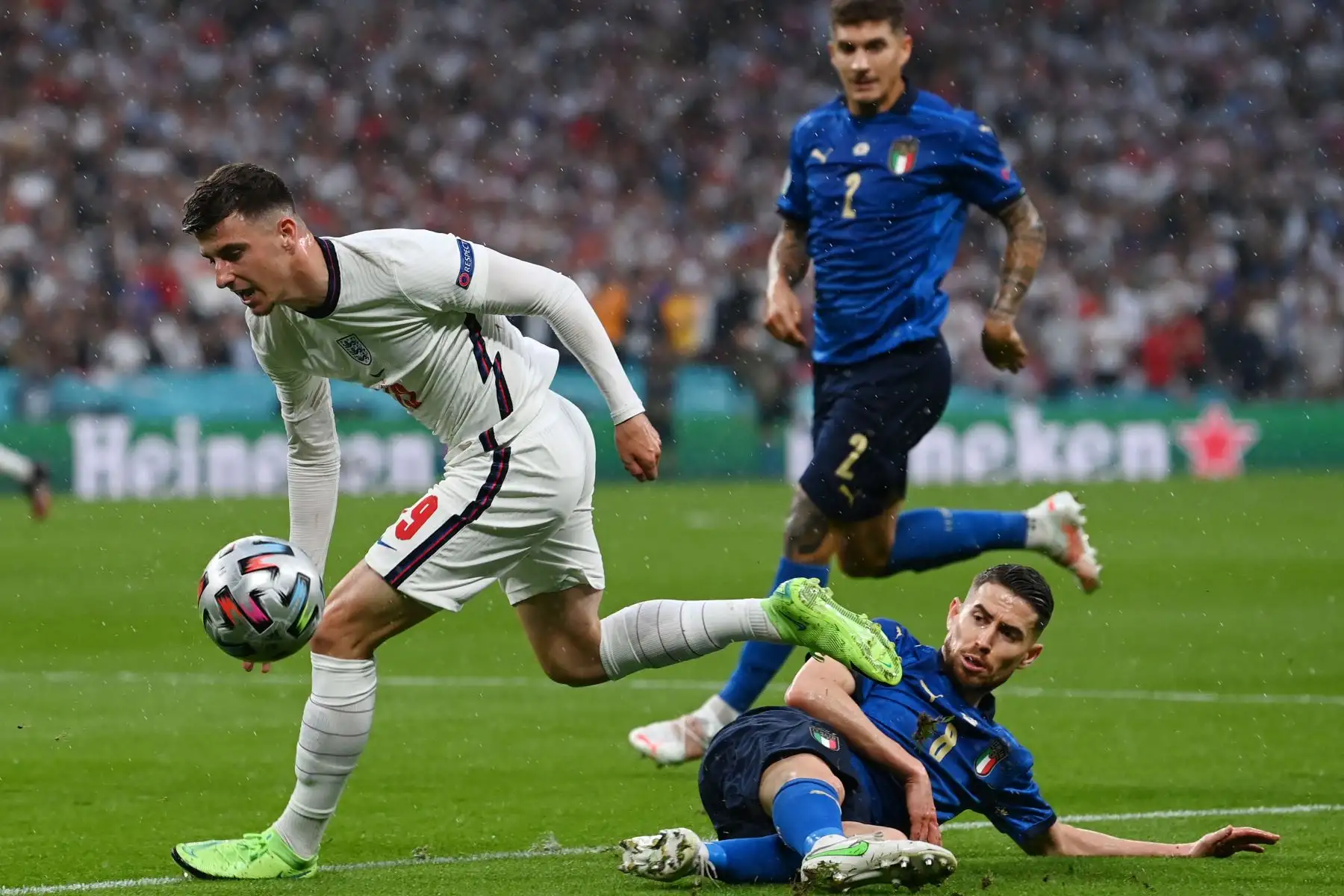 El mediocampista de Inglaterra Mason Mount  y el mediocampista de Italia Jorginho compiten por el balón durante el partido de fútbol final de la UEFA EURO 2020 entre Italia e Inglaterra en el estadio de Wembley en Londres.
Foto: AFP
