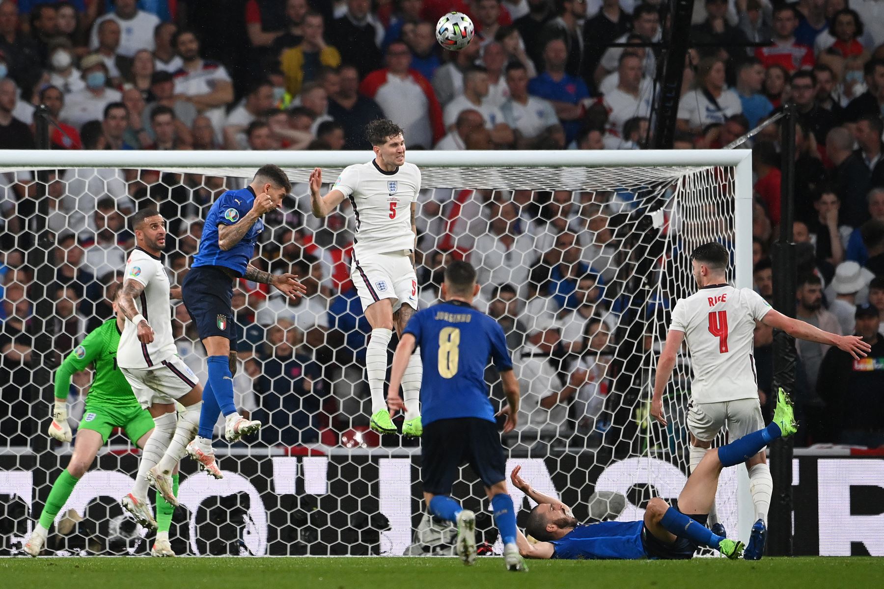El defensor de Inglaterra John Stones  cabecea el balón durante el partido de fútbol final de la UEFA EURO 2020 entre Italia e Inglaterra en el estadio de Wembley en Londres.
Foto: AFP