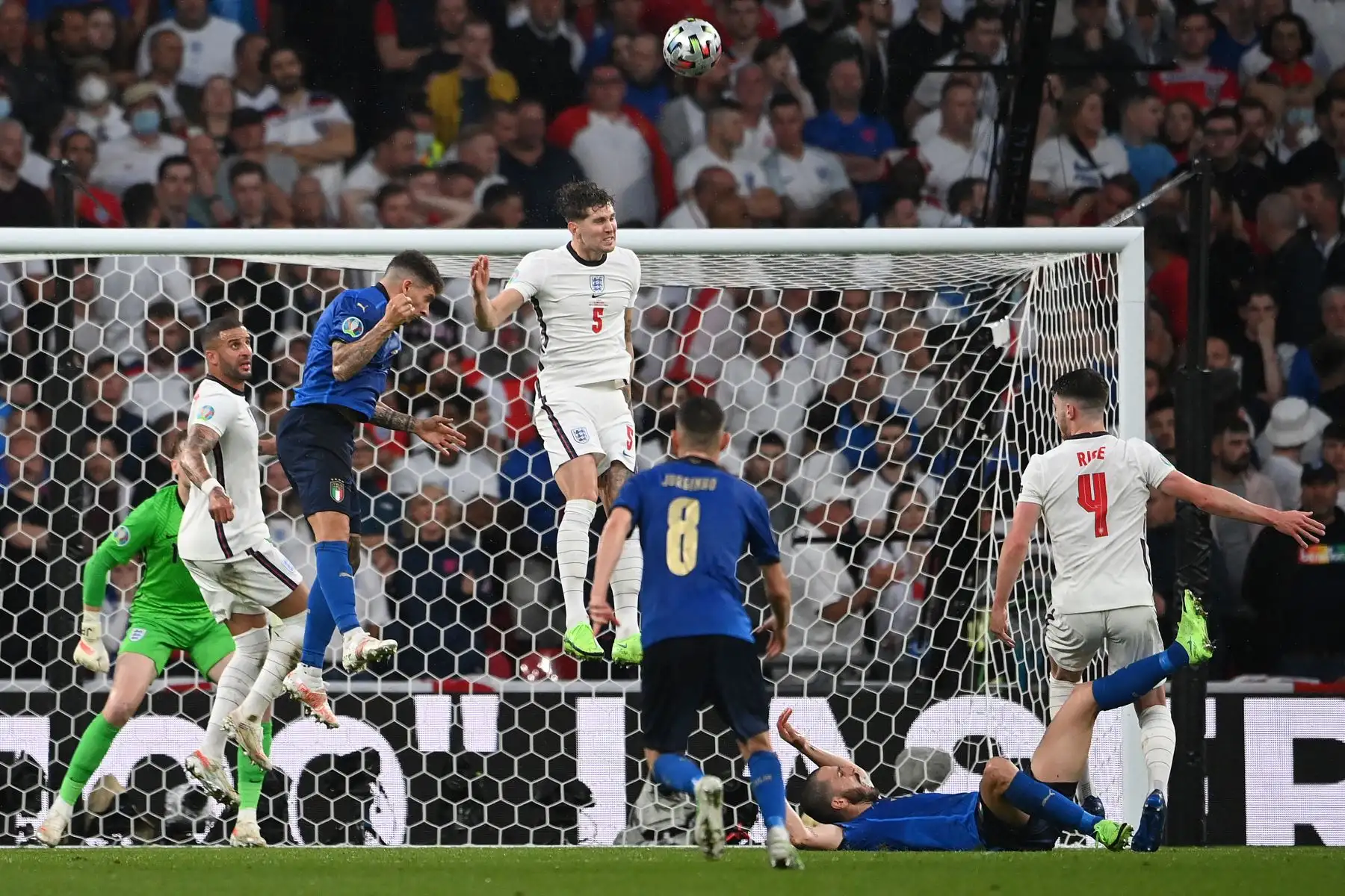 El defensor de Inglaterra John Stones  cabecea el balón durante el partido de fútbol final de la UEFA EURO 2020 entre Italia e Inglaterra en el estadio de Wembley en Londres.
Foto: AFP