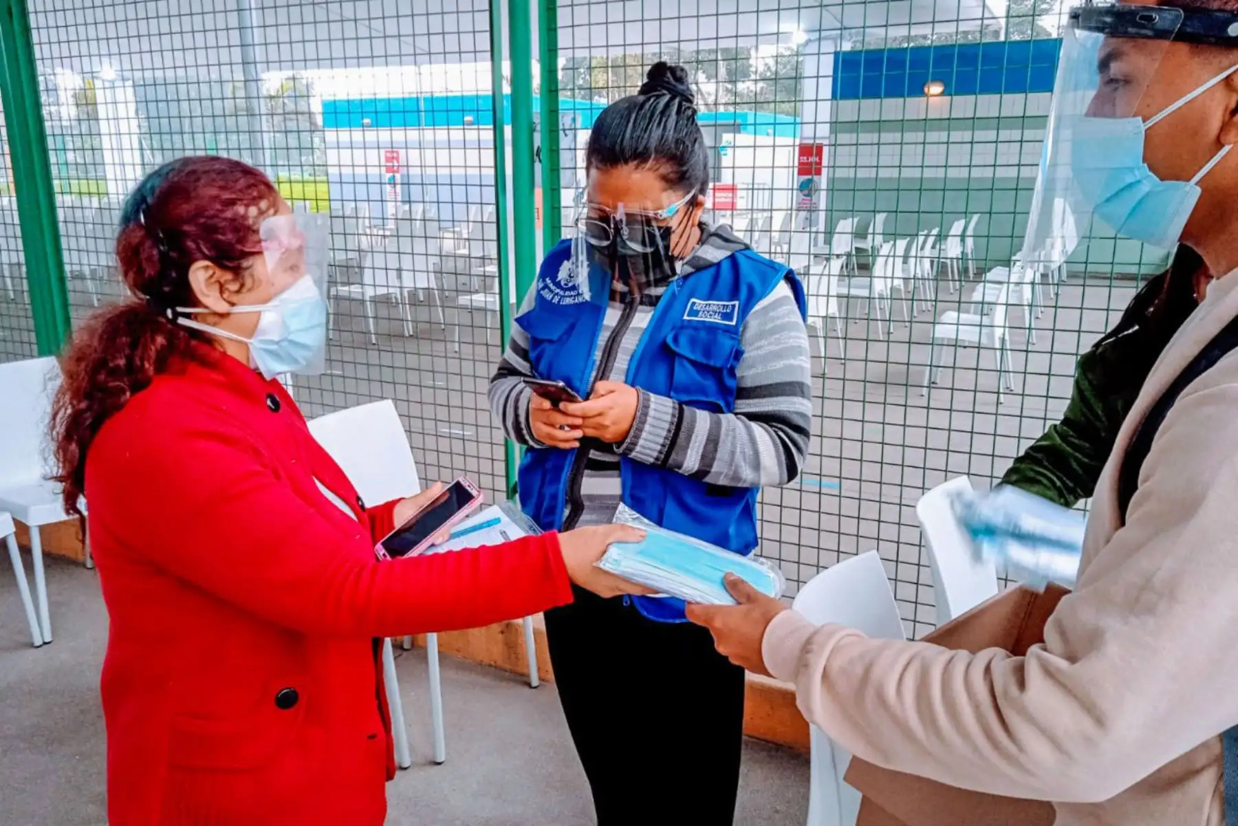 Como parte de la " Vacunatón " , el ministerio de Salud , entrega mascarillas y enseña a la población cómo se realiza un correcto lavado de manos para prevenir el contagio de la covid-19, en el Parque Zonal Huiracocha de San Juan de Lurigancho.
Foto: Minsa