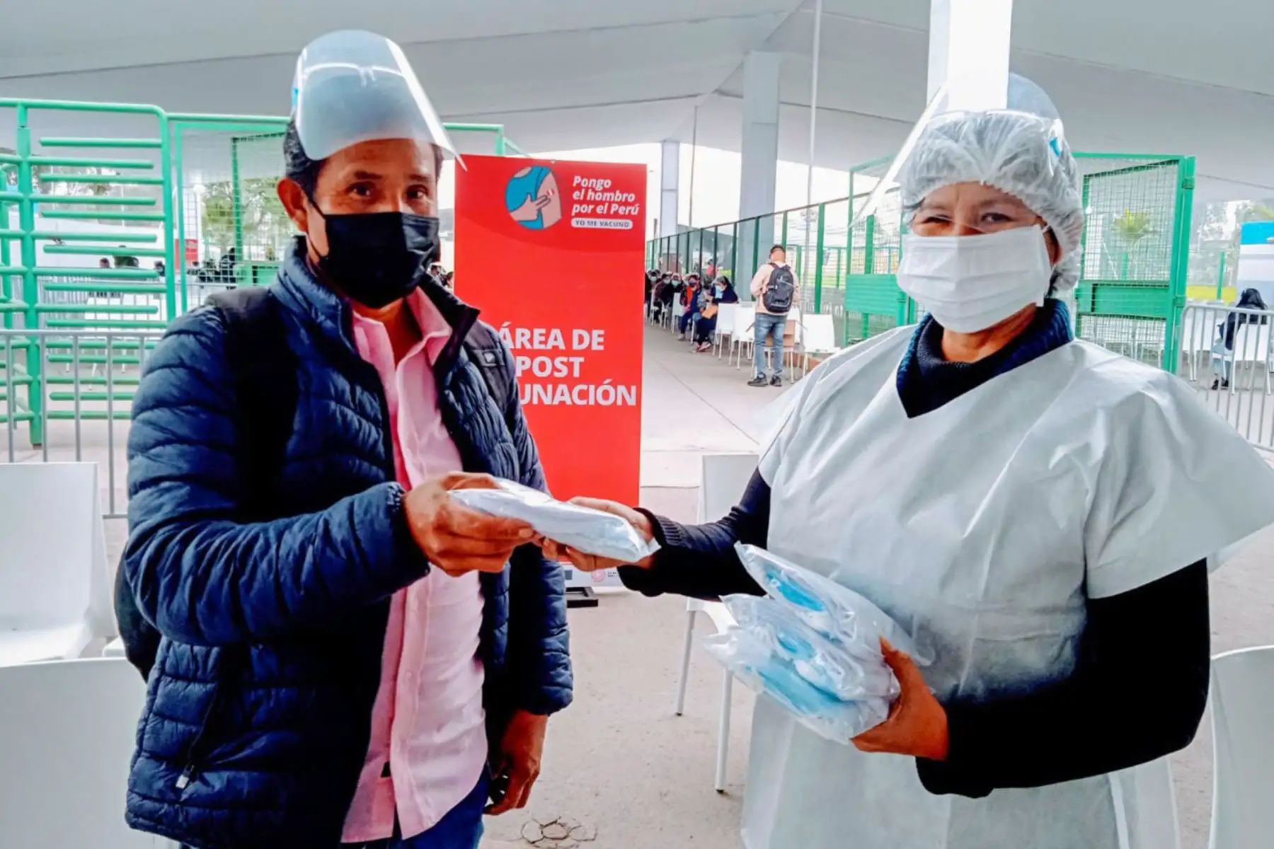 Como parte de la " Vacunatón " , el ministerio de Salud , entrega mascarillas y enseña a la población cómo se realiza un correcto lavado de manos para prevenir el contagio de la covid-19, en el Parque Zonal Huiracocha de San Juan de Lurigancho.
Foto: Minsa
