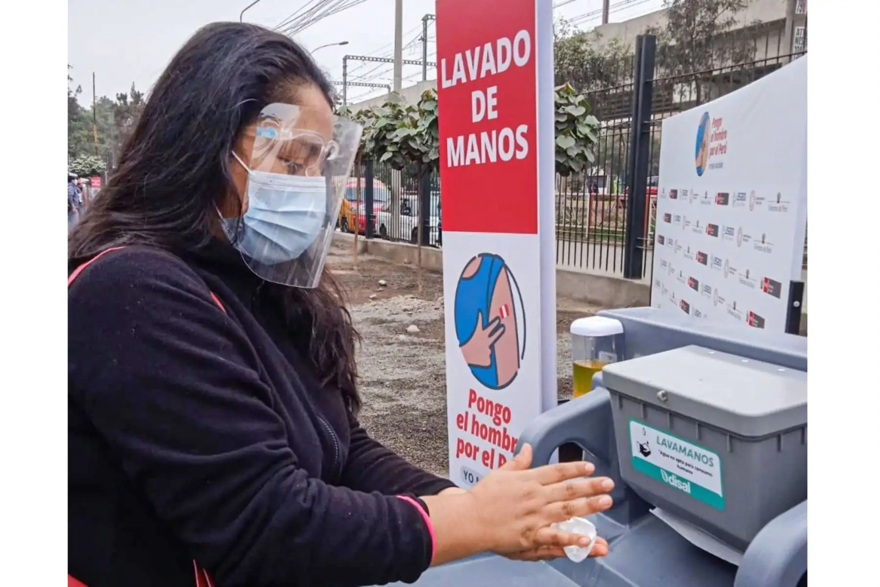 Como parte de la " Vacunatón " , el ministerio de Salud , entrega mascarillas y enseña a la población cómo se realiza un correcto lavado de manos para prevenir el contagio de la covid-19, en el Parque Zonal Huiracocha de San Juan de Lurigancho.
Foto: Minsa