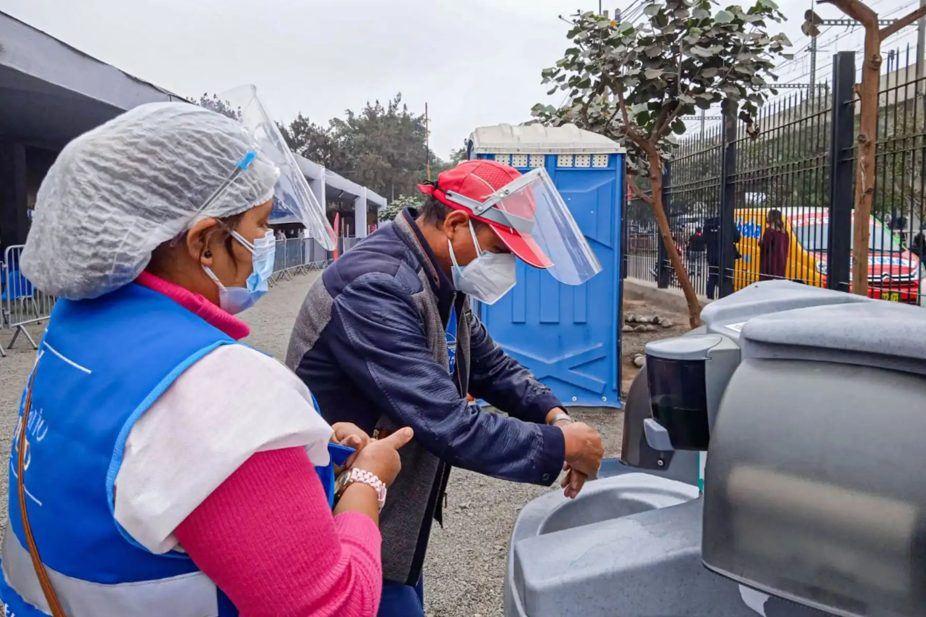 Como parte de la " Vacunatón " , el ministerio de Salud , entrega mascarillas y enseña a la población cómo se realiza un correcto lavado de manos para prevenir el contagio de la covid-19, en el Parque Zonal Huiracocha de San Juan de Lurigancho.
Foto: Minsa