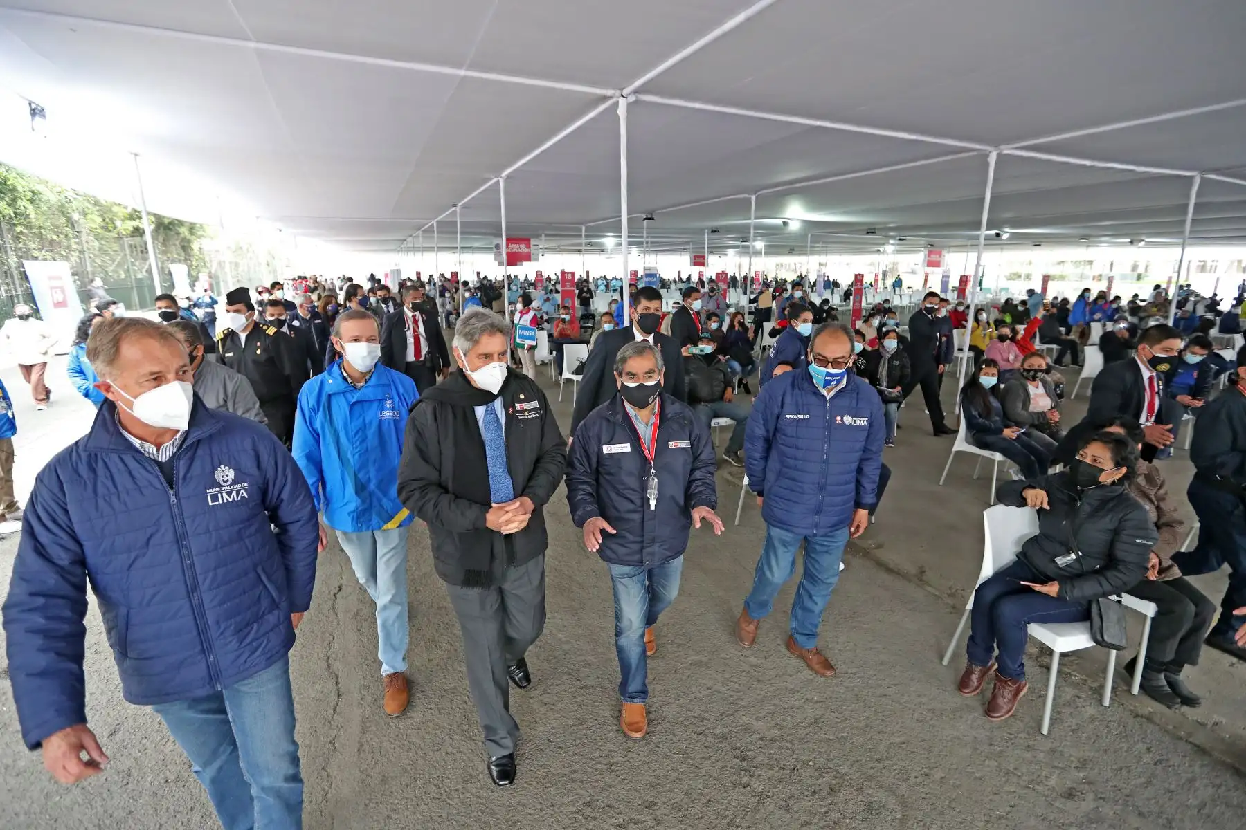 El presidente Francisco Sagasti, junto con los ministros del Minsa, Óscar Ugarte, ministro de Cultura, Alejandro Neyra, el alcalde de Lima, Jorge Muñoz y el director ejecutivo de Legado, Alberto Valenzuela, supervisaron el segundo día de la vacunatón estrategia con la que ya se logró aplicar 140 mil dosis contra la COVID-19 previstas este fin de semana. Foto: ANDINA/Presidencia Perú