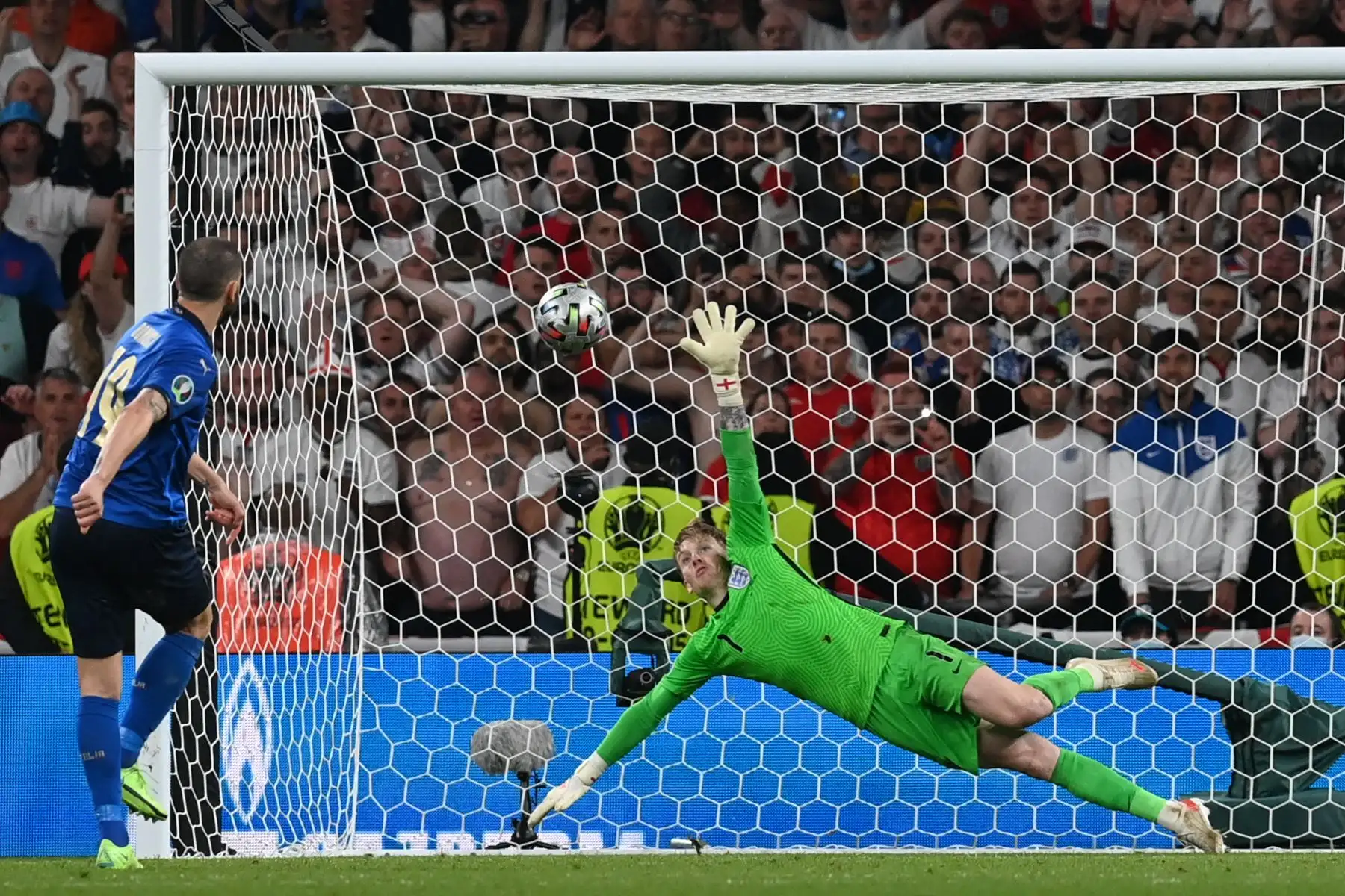 El defensa italiano Leonardo Bonucci supera al portero de Inglaterra Jordan Pickford en la tanda de penaltis durante el partido de fútbol final de la UEFA EURO 2020 entre Italia e Inglaterra en el estadio de Wembley en Londres el 11 de julio de 2021. Foto: AFP
