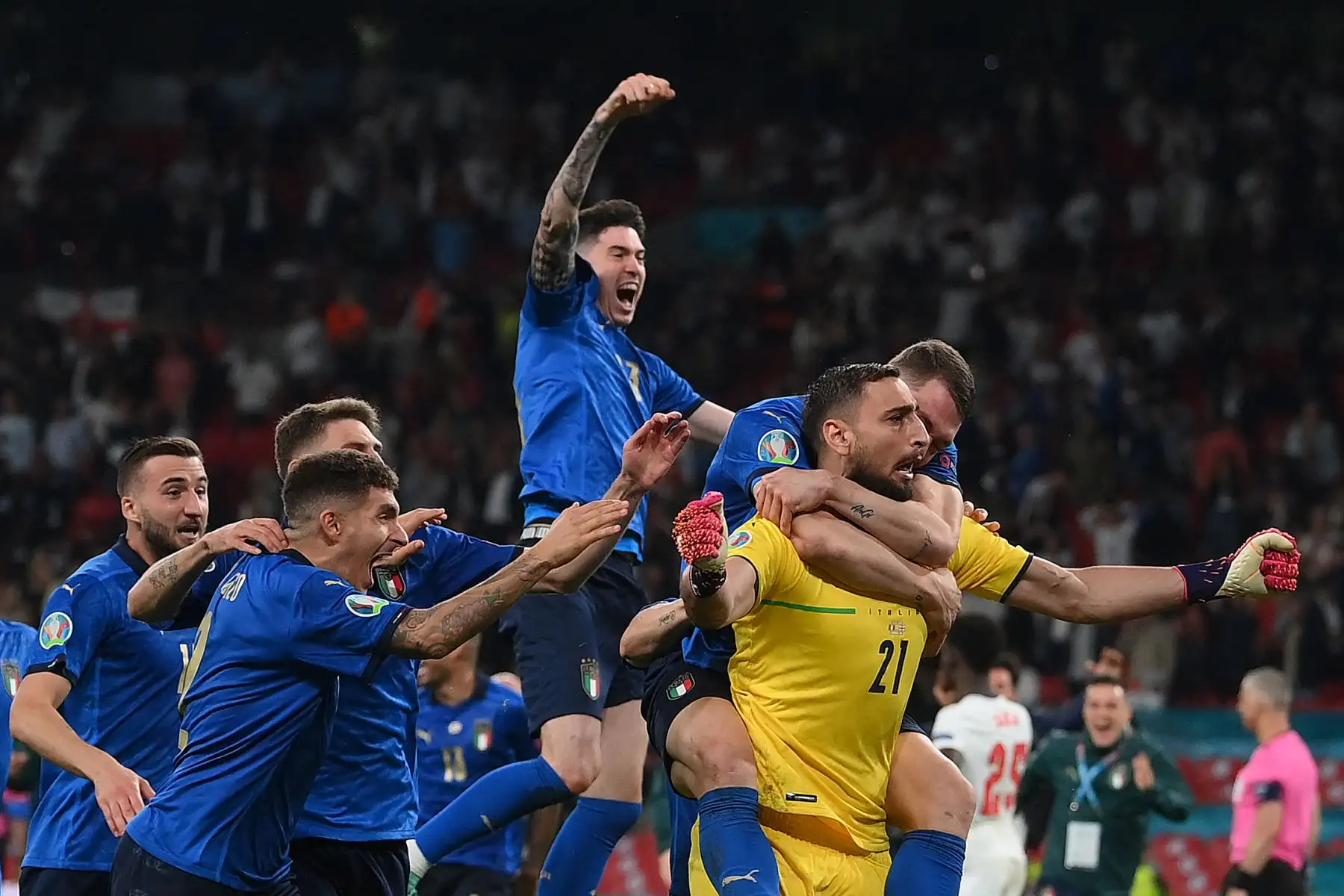 Los jugadores de Italia celebran después de ganar el partido de fútbol final de la UEFA EURO 2020 entre Italia e Inglaterra en el estadio de Wembley en Londres el 11 de julio de 2021. Foto: AFP