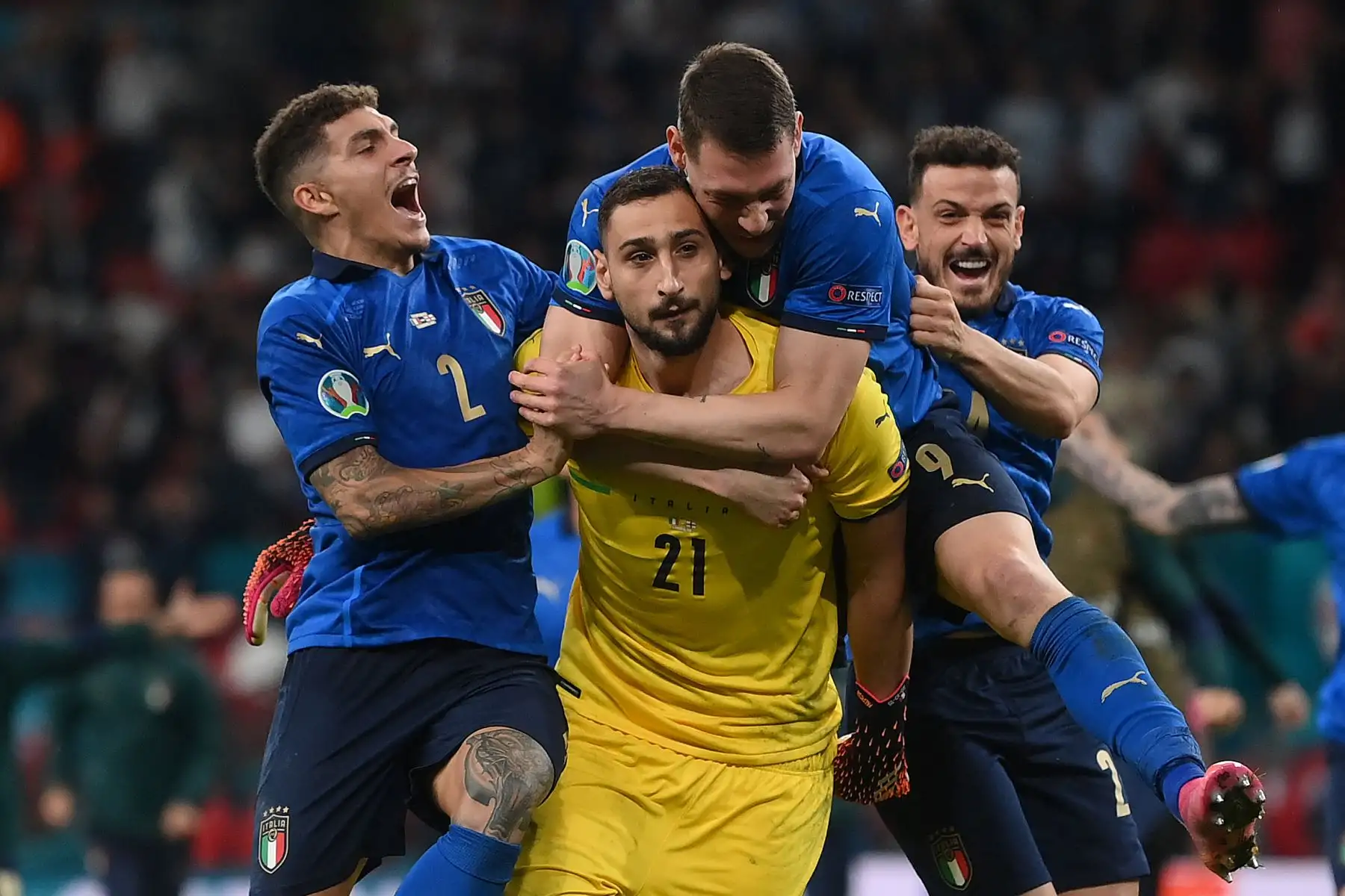 El portero italiano Gianluigi Donnarumma (C) celebra con sus compañeros de equipo después de ganar el partido de fútbol final de la UEFA EURO 2020 entre Italia e Inglaterra en el estadio de Wembley en Londres el 11 de julio de 2021. Foto: AFP