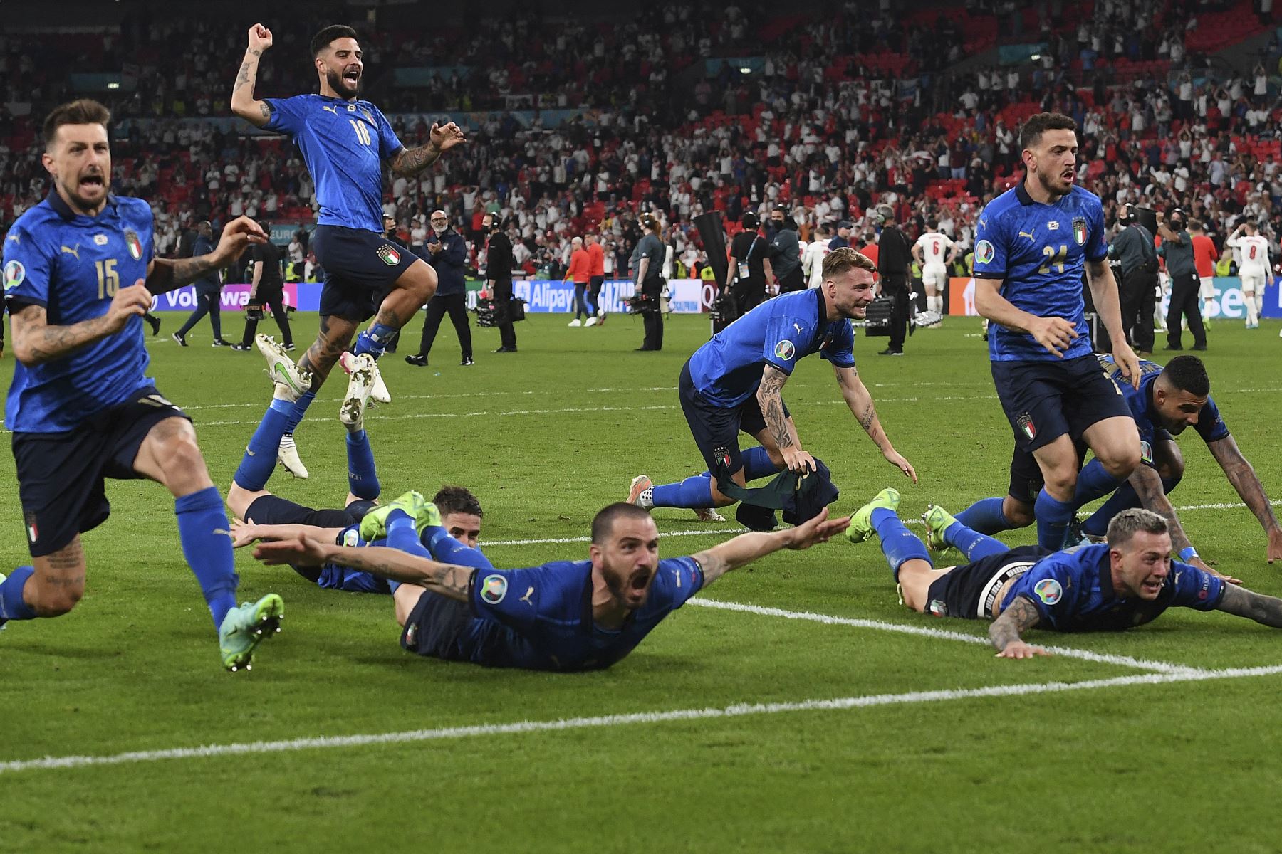 Los jugadores de Italia celebran después de ganar el partido de fútbol final de la UEFA EURO 2020 entre Italia e Inglaterra en el estadio de Wembley en Londres el 11 de julio de 2021. Foto: AFP