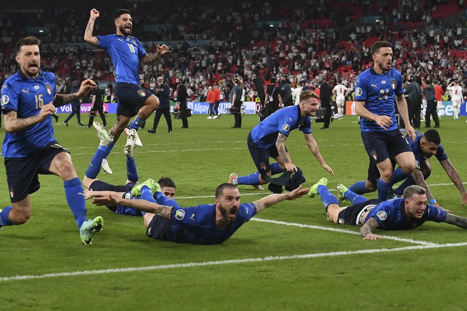 Los jugadores de Italia celebran después de ganar el partido de fútbol final de la UEFA EURO 2020 entre Italia e Inglaterra en el estadio de Wembley en Londres el 11 de julio de 2021. Foto: AFP