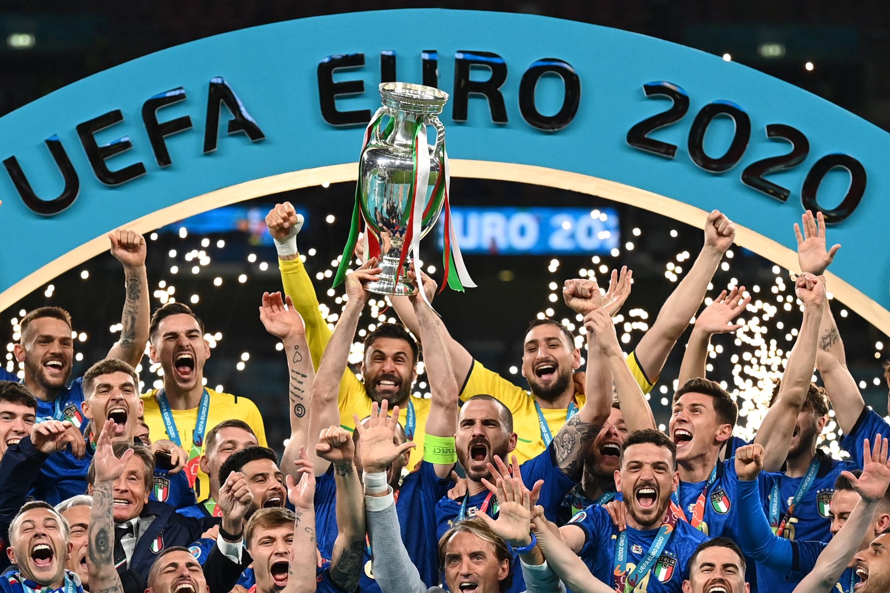 El defensa italiano Giorgio Chiellini levanta el trofeo del Campeonato de Europa durante la presentación después de que Italia ganara el último partido de fútbol de la UEFA EURO 2020 entre Italia e Inglaterra en el estadio de Wembley en Londres el 11 de julio de 2021. Foto: AFP