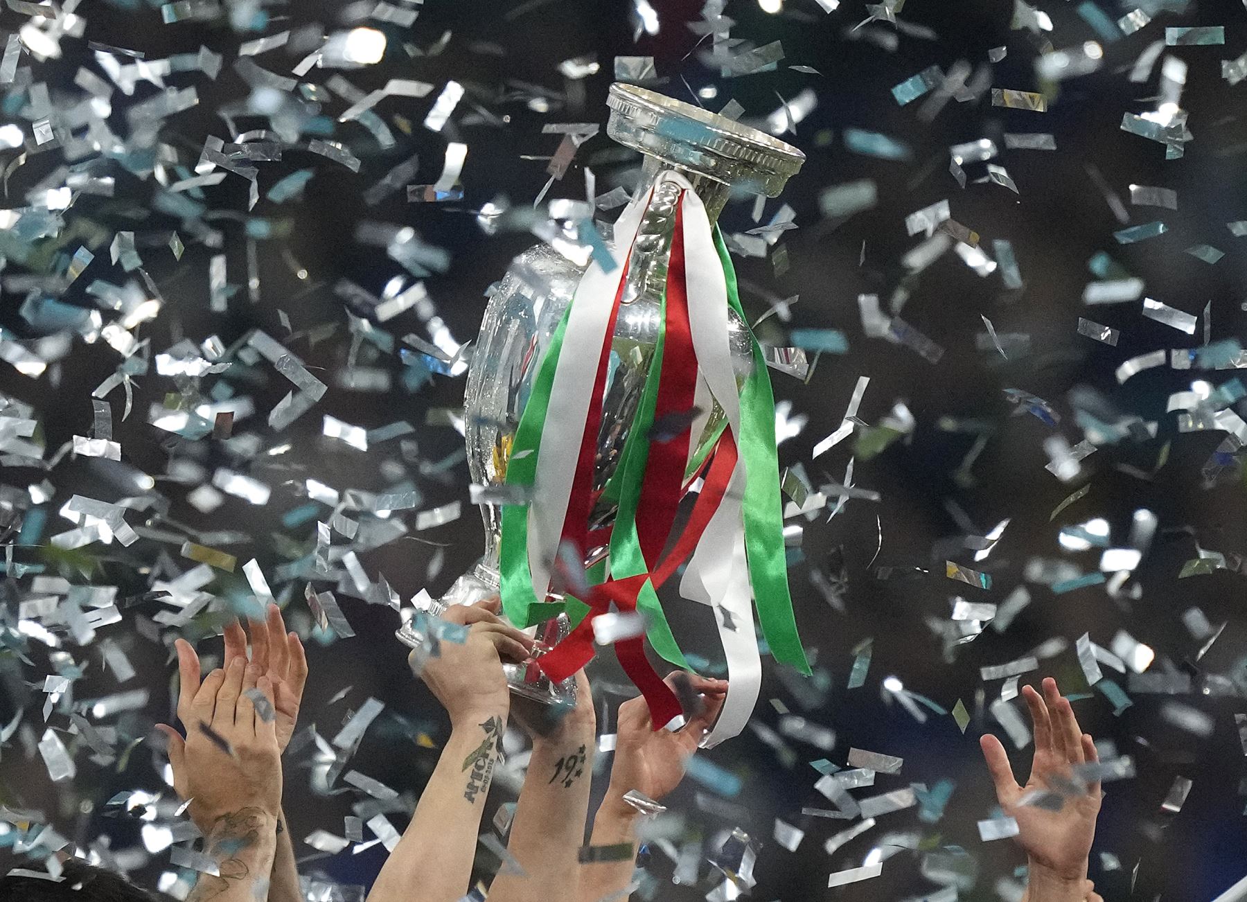 El defensa italiano Giorgio Chiellini levanta el trofeo del Campeonato de Europa durante la presentación después de que Italia ganara el partido de fútbol final de la UEFA EURO 2020 entre Italia e Inglaterra en el estadio de Wembley en Londres el 11 de julio de 2021. Foto: AFP