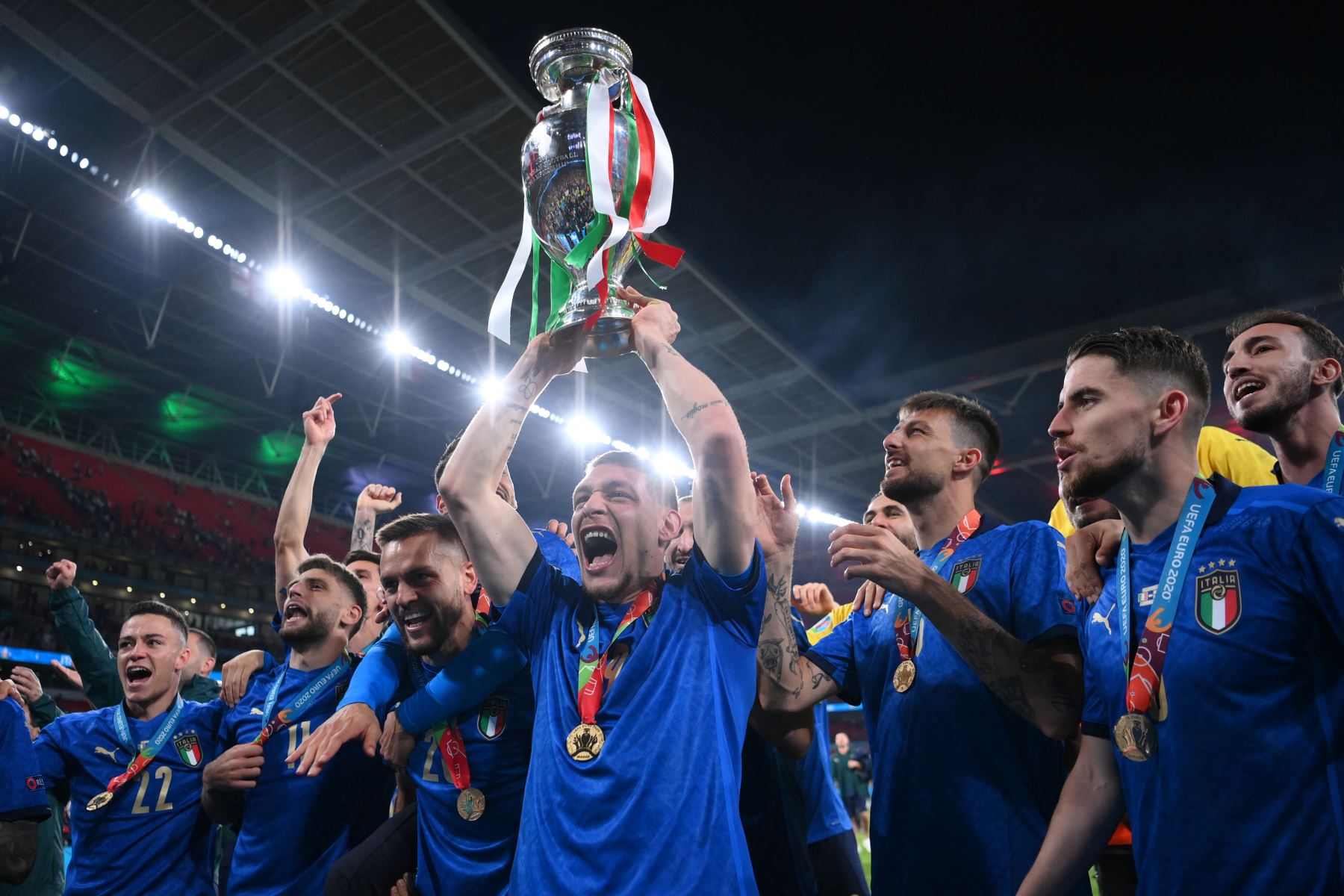 El delantero italiano Andrea Belotti posa con el trofeo del Campeonato de Europa después de que Italia ganara el partido de fútbol final de la UEFA EURO 2020 entre Italia e Inglaterra en el estadio de Wembley en Londres el 11 de julio de 2021. Foto: AFP