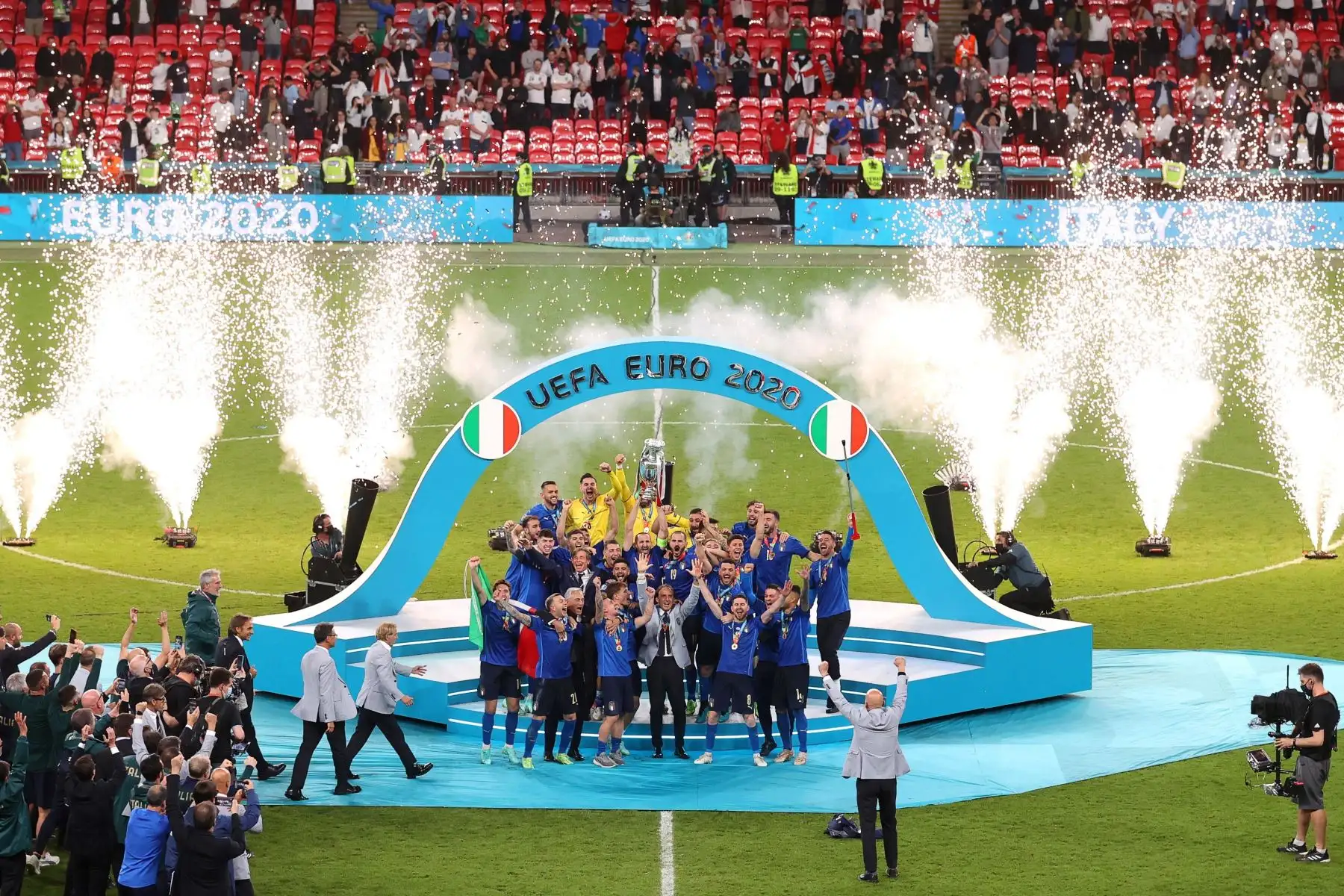 ugadores de Italia celebran con el trofeo tras ganar la final de la UEFA EURO 2020 entre Italia e Inglaterra en Londres, Gran Bretaña, el 11 de julio de 2021. Foto: EFE