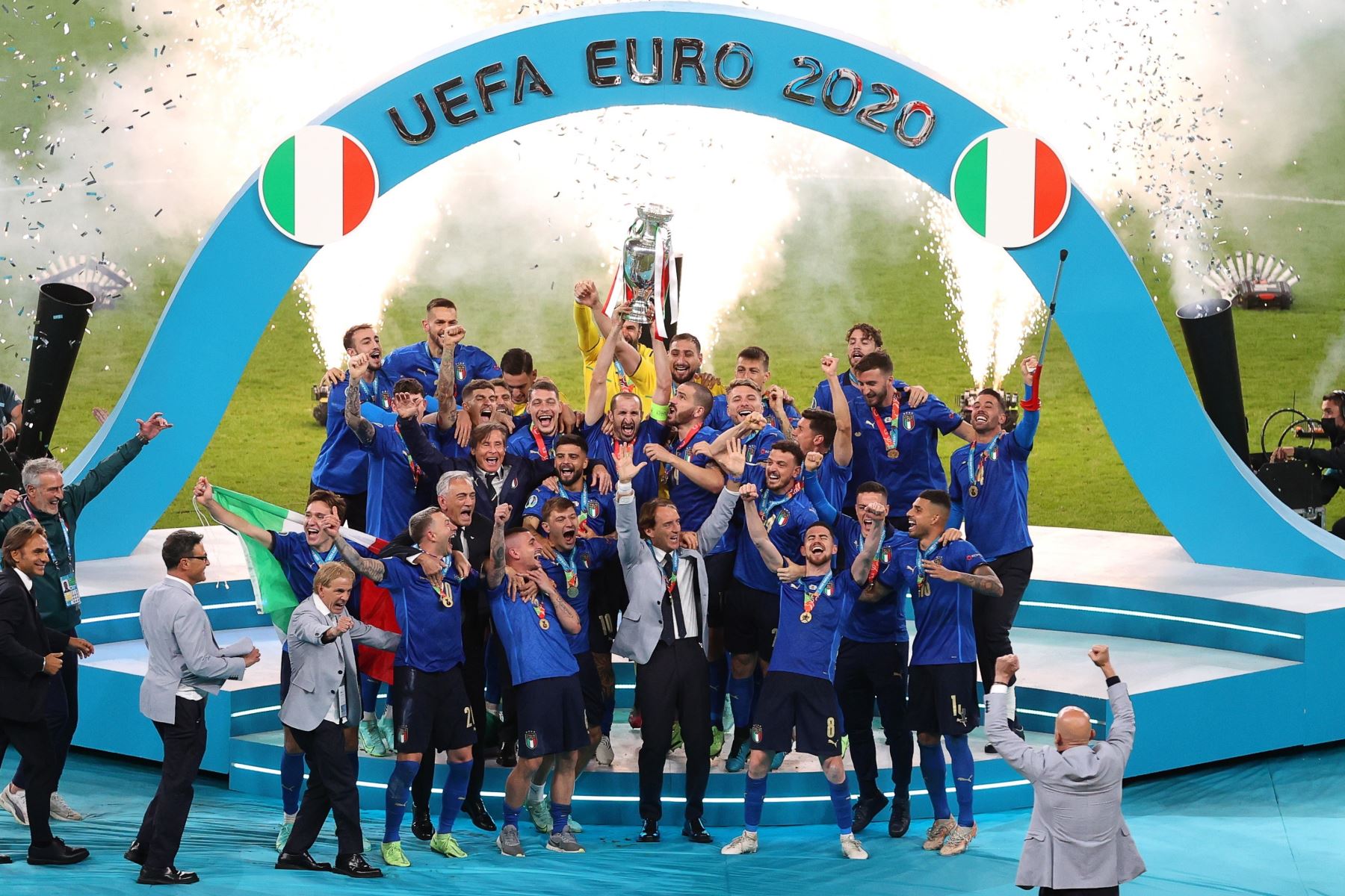 Jugadores de Italia celebran con el trofeo tras ganar la final de la UEFA EURO 2020 entre Italia e Inglaterra en Londres, Gran Bretaña, el 11 de julio de 2021. Foto: EFE