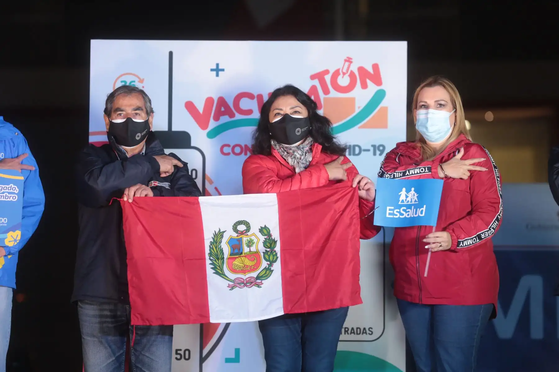 La titular de la PCM, Violeta Bermúdez, acompañada del ministro de salud, Óscar Ugarte, y la presidenta ejecutiva de Essalud, Fiorella Molinelli, participan en el cierre de la primera jornada del Vacunatón contra la Covid-19 en Lima y Callao, en la Villa Deportiva Nacional (Videna) de San Luis. Foto: ANDINA/PCM