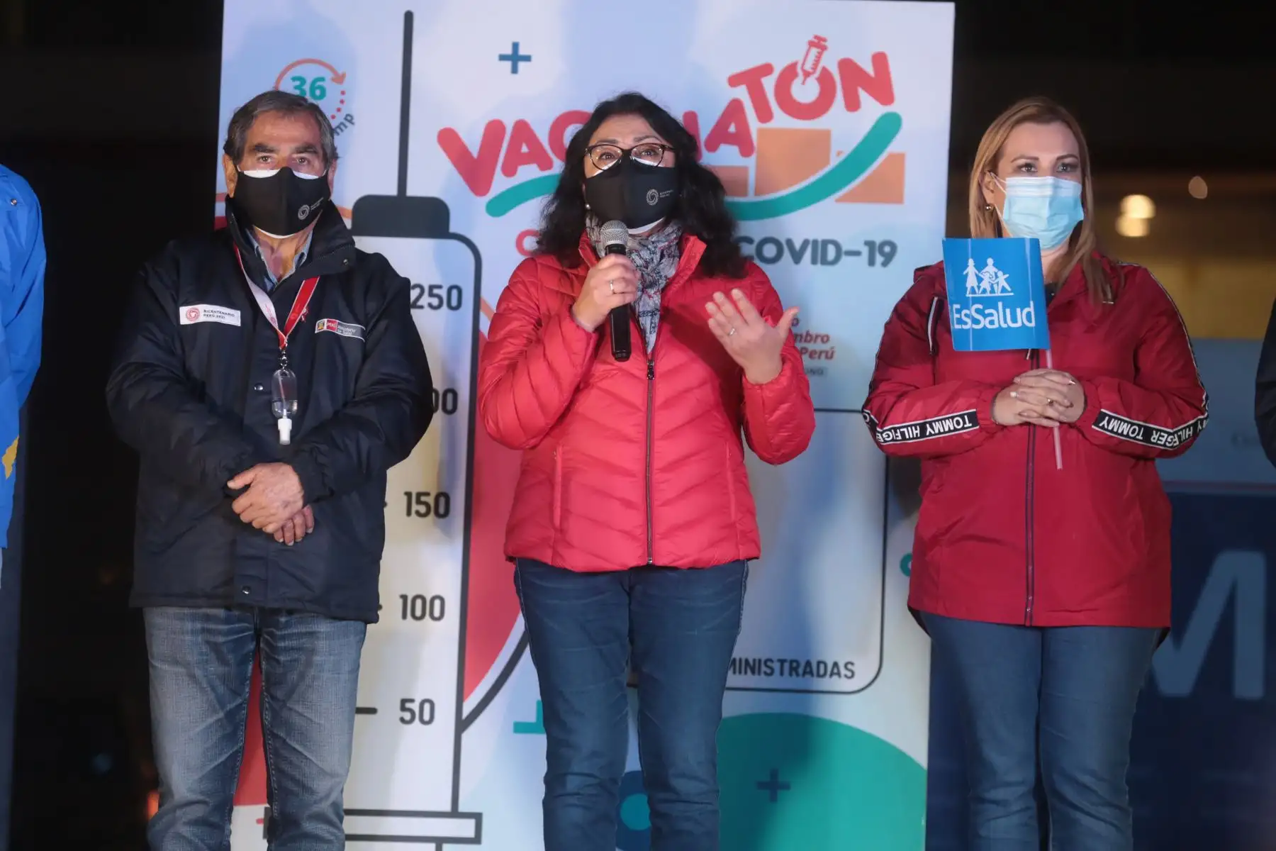 La titular de la PCM, Violeta Bermúdez, acompañada del ministro de salud, Óscar Ugarte, participa en el cierre de la primera jornada del Vacunatón contra la Covid-19 en Lima y Callao, en la Villa Deportiva Nacional (Videna) de San Luis. Foto: ANDINA/PCM