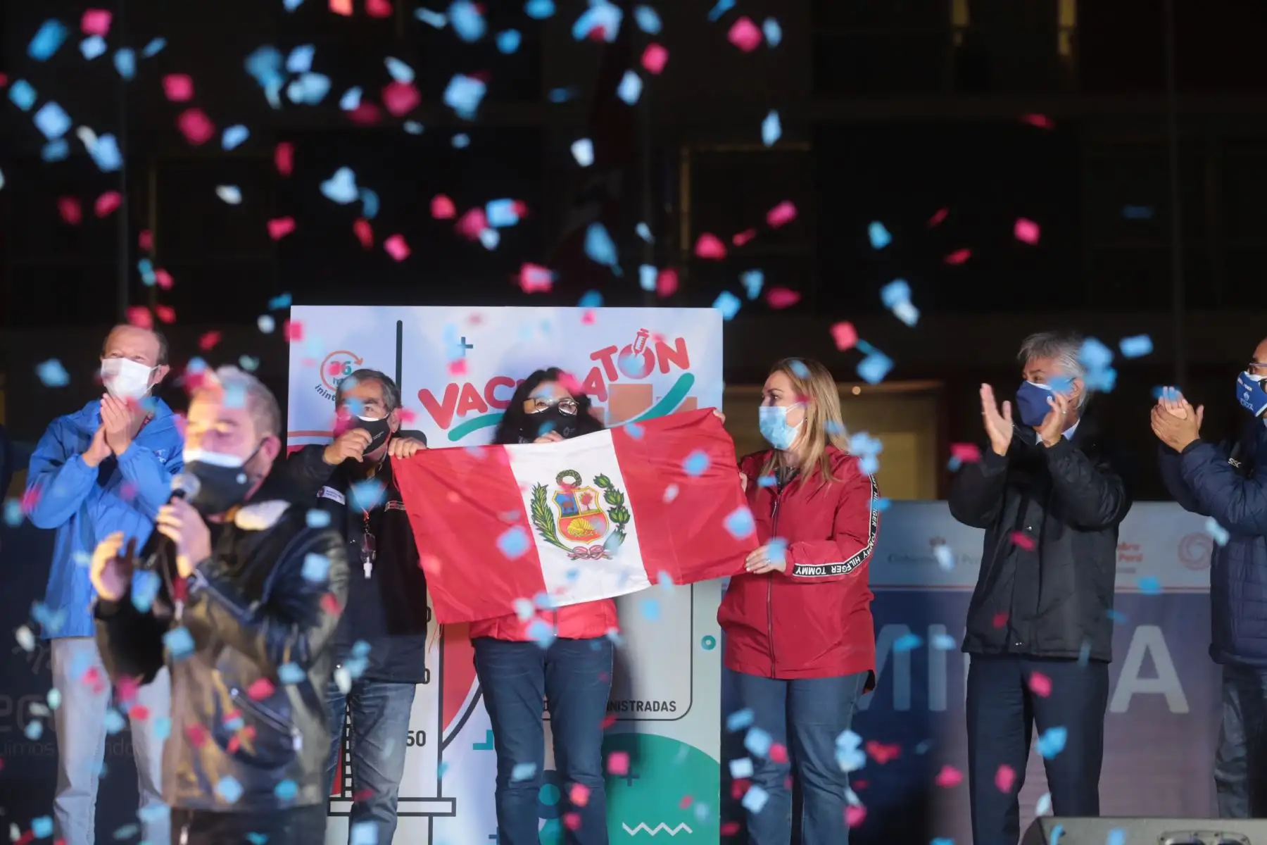 La titular de la PCM, Violeta Bermúdez, acompañada del ministro de salud, Óscar Ugarte, participa en el cierre de la primera jornada del Vacunatón contra la Covid-19 en Lima y Callao, en la Villa Deportiva Nacional (Videna) de San Luis. Foto: ANDINA/PCM