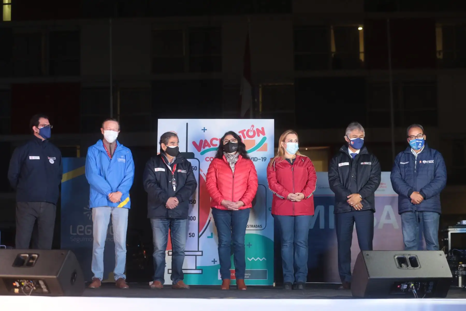 La titular de la PCM, Violeta Bermúdez, acompañada del ministro de salud, Óscar Ugarte, participa en el cierre de la primera jornada del Vacunatón contra la Covid-19 en Lima y Callao, en la Villa Deportiva Nacional (Videna) de San Luis. Foto: ANDINA/PCM