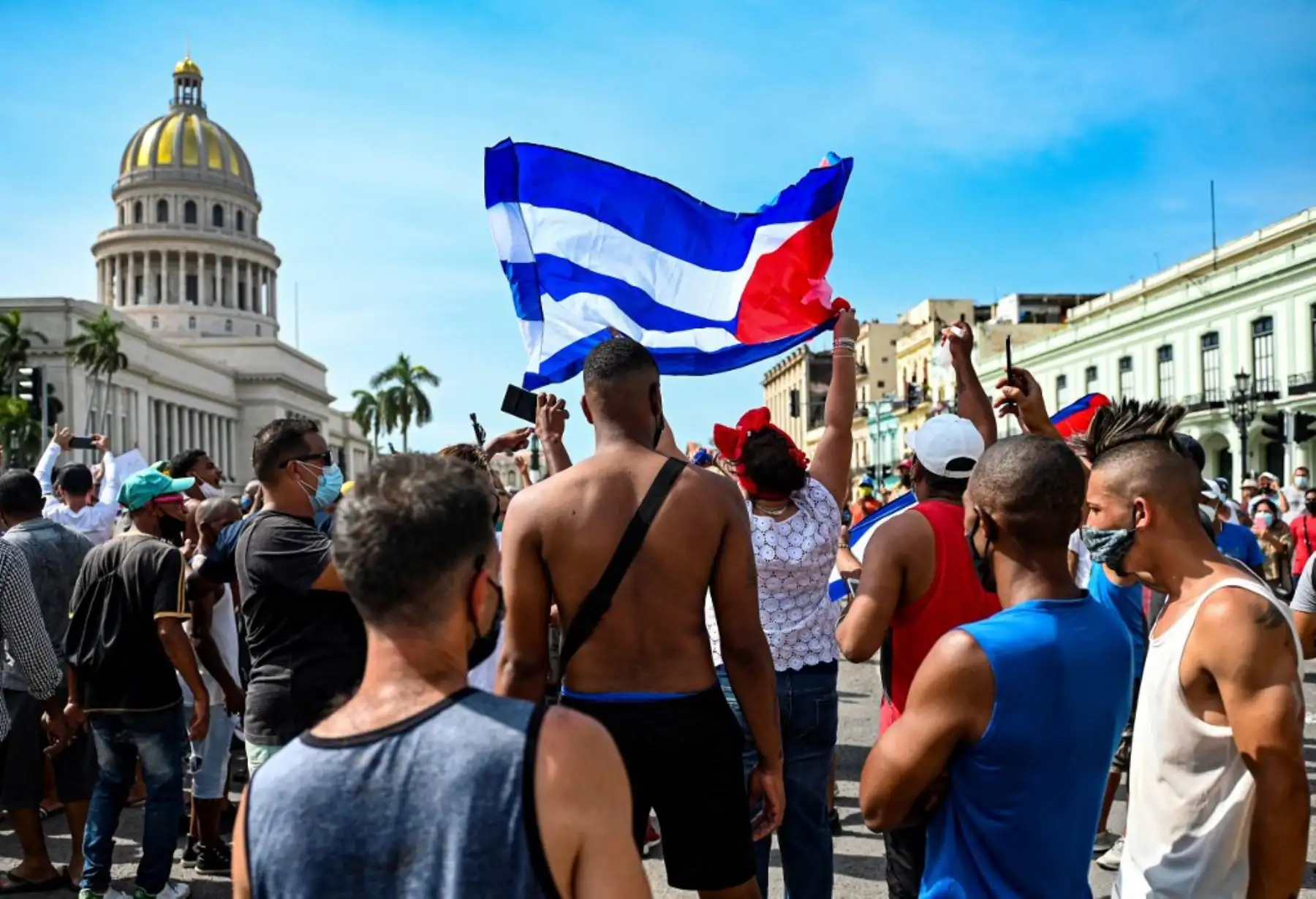 Los ciudadanos cubanos  protestan  frente al Capitolio de La Habana durante una manifestación contra el gobierno del presidente cubano Miguel Díaz-Canel en La Habana. Foto: AFP