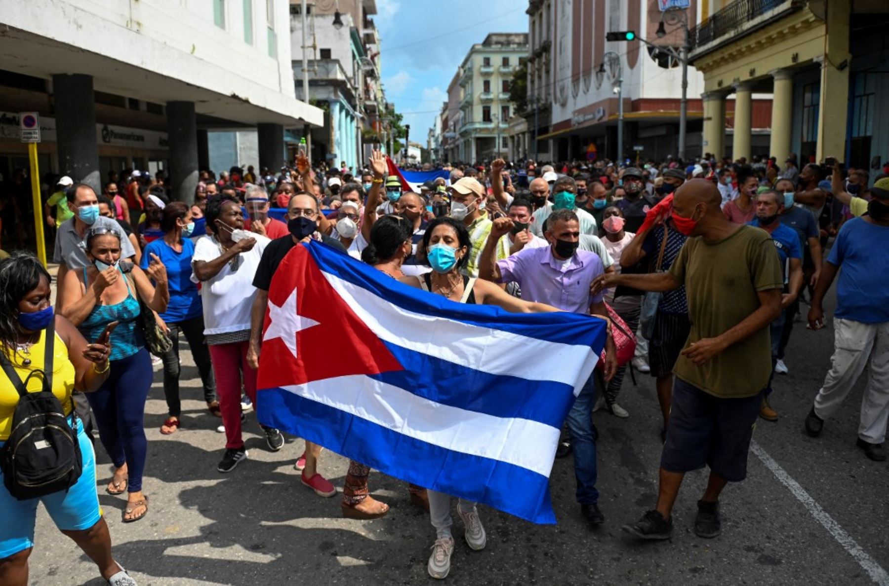 Los ciudadanos cubanos  protestan  frente al Capitolio de La Habana durante una manifestación contra el gobierno del presidente cubano Miguel Díaz-Canel en La Habana. Foto: AFP