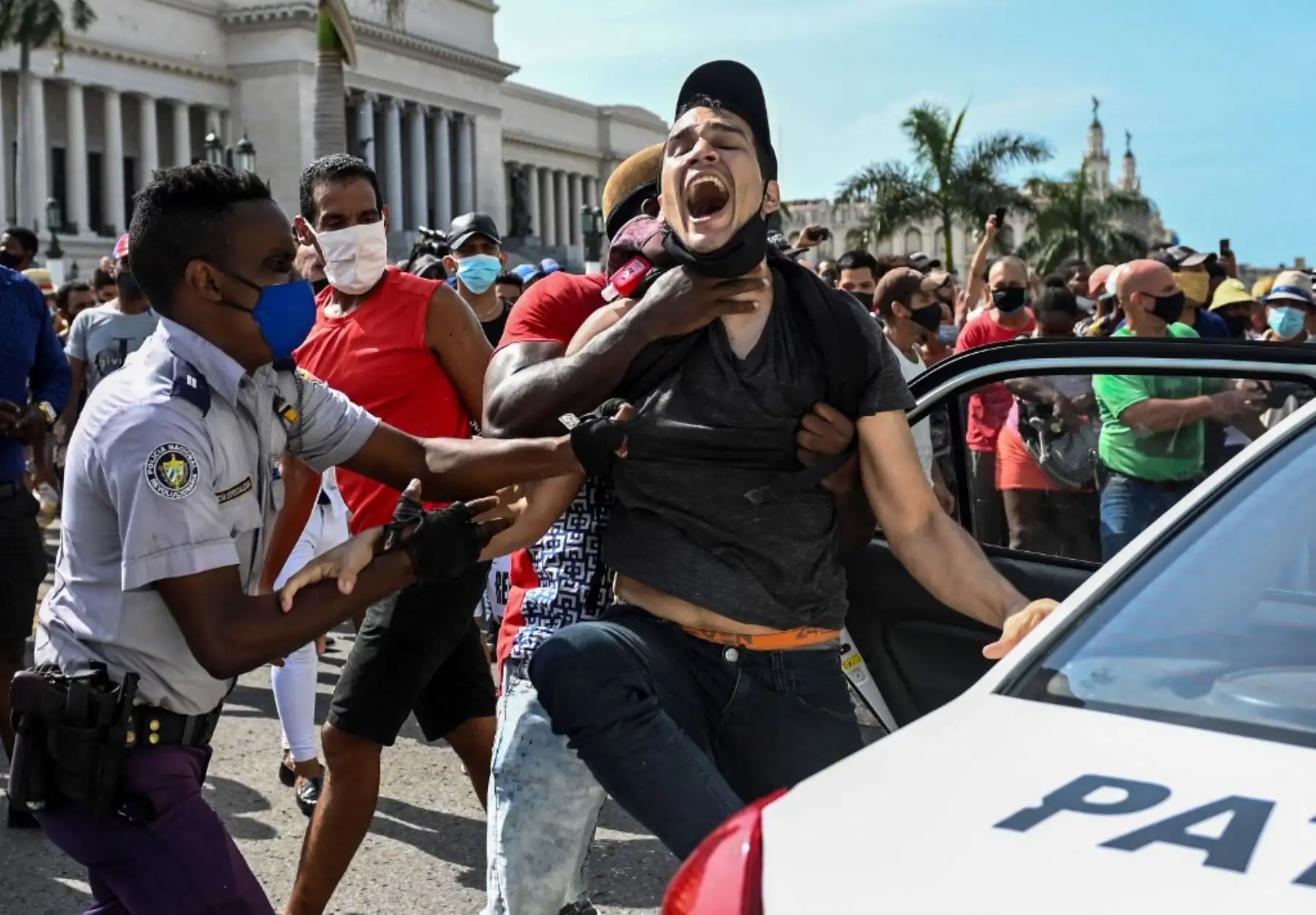 Los ciudadanos cubanos  protestan  frente al Capitolio de La Habana durante una manifestación contra el gobierno del presidente cubano Miguel Díaz-Canel en La Habana. Foto: AFP