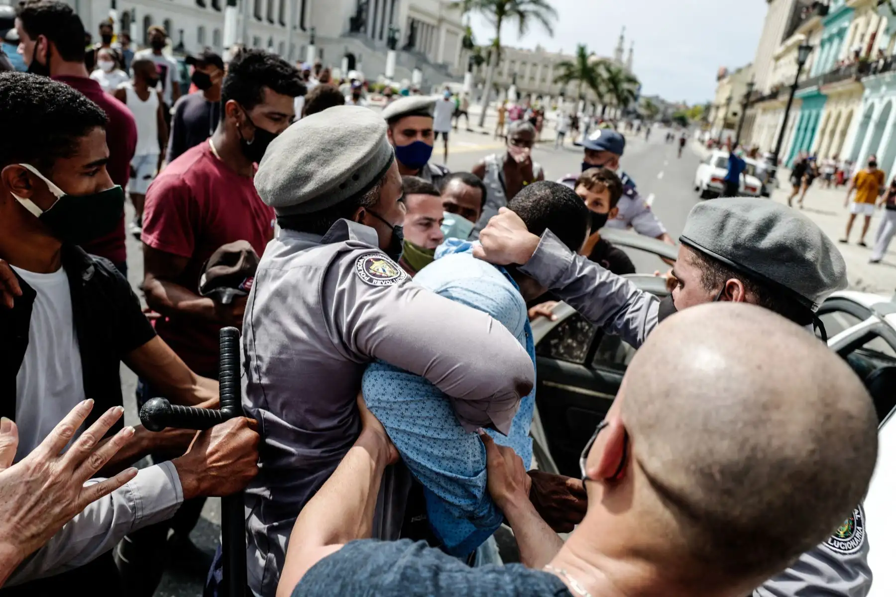 Un hombre es arrestado durante una manifestación contra el gobierno del presidente cubano Miguel Díaz-Canel en La Habana. Foto: AFP