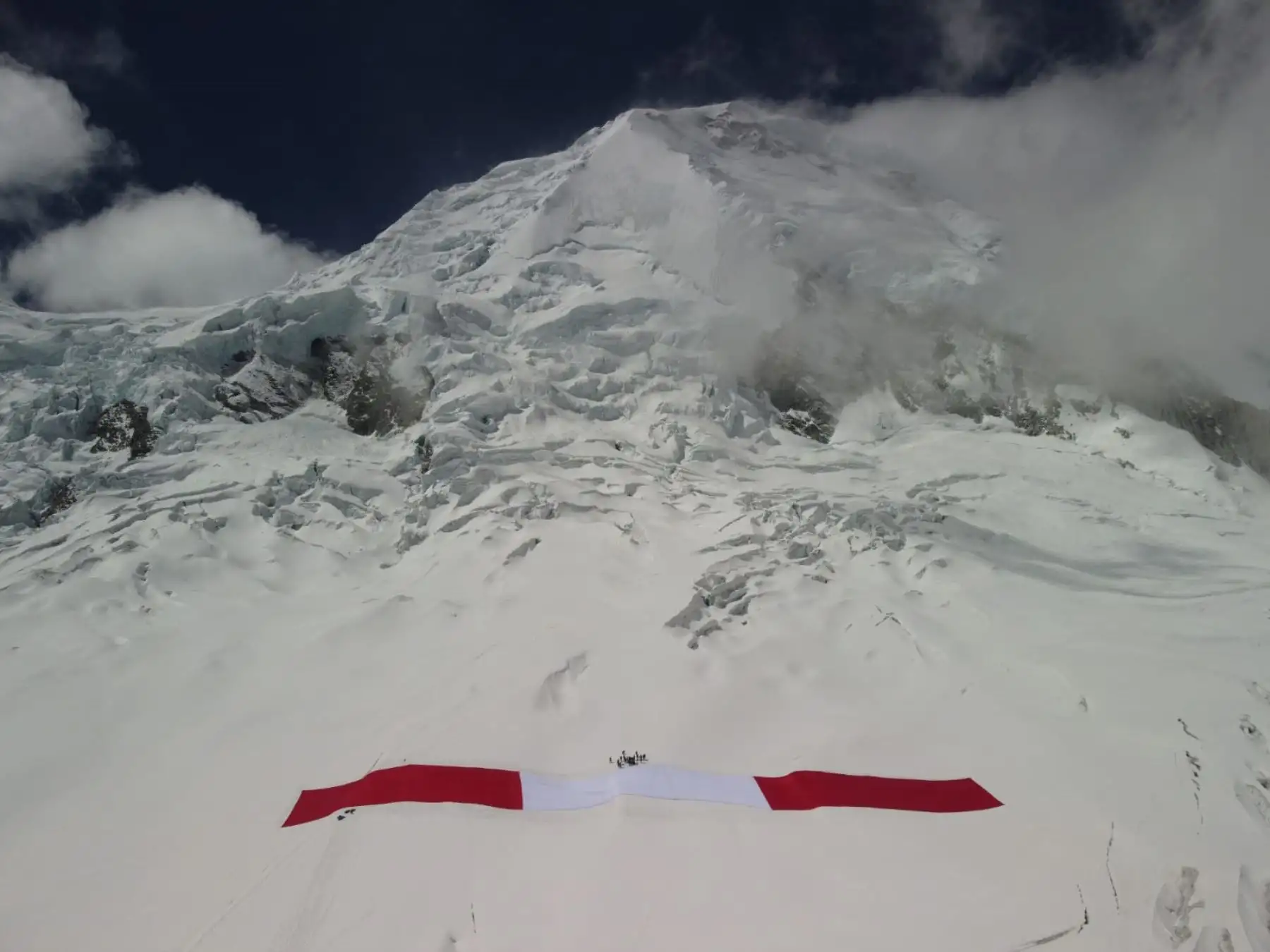 La Bandera del Bicentenario ya se encuentra en el nevado Huascarán, en Áncash. ANDINA/Difusión