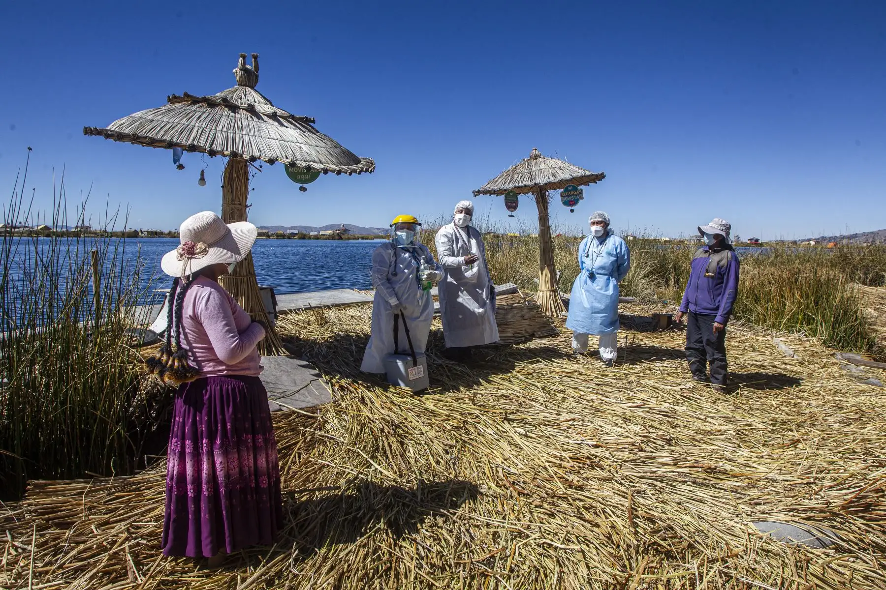 Trabajadores de la salud llegan a las islas Uros para inocular a los ciudadanos con una dosis de la vacuna Sinopharm contra COVID-19, en el lago Titicaca en Puno, Perú. Foto: AFP