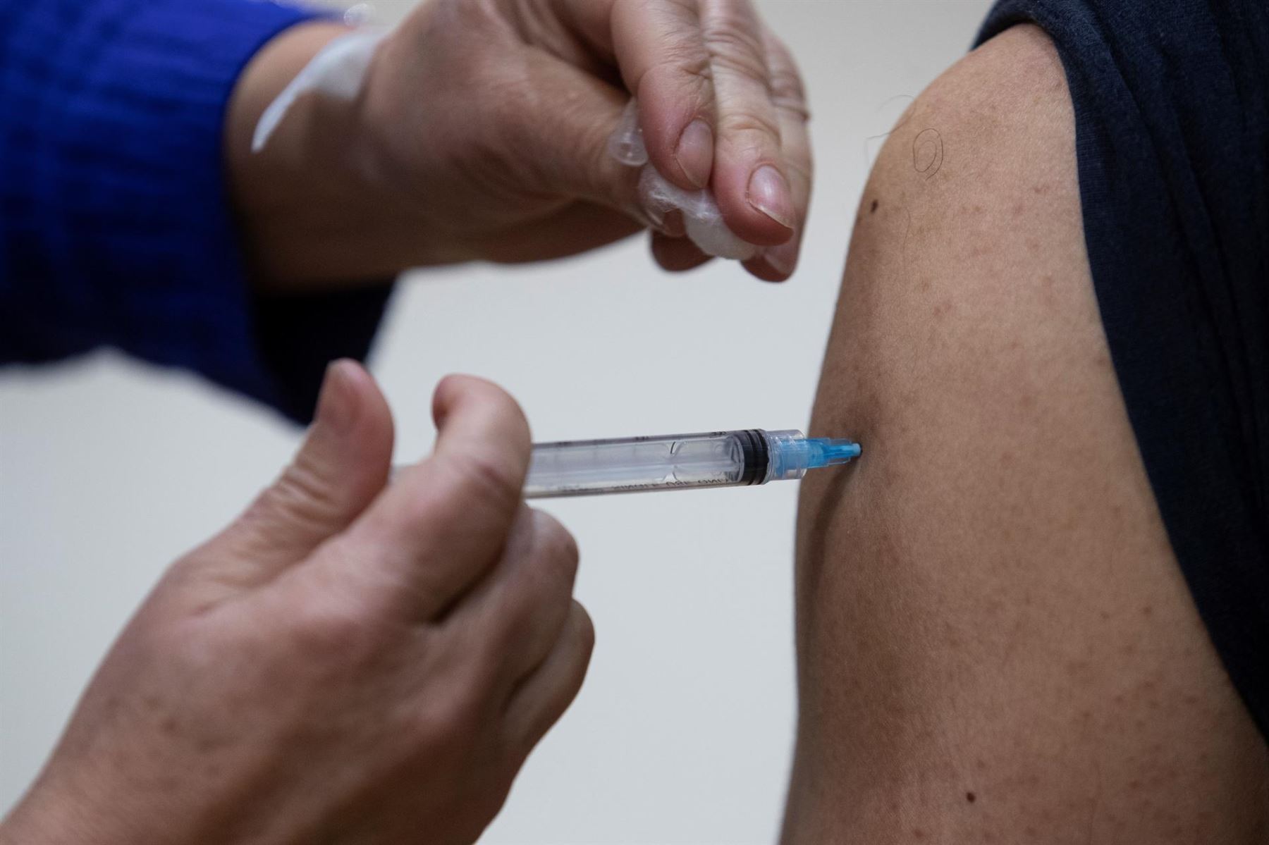 Chile ya tiene al 75% de su población vacunada y alista la tercera dosis.