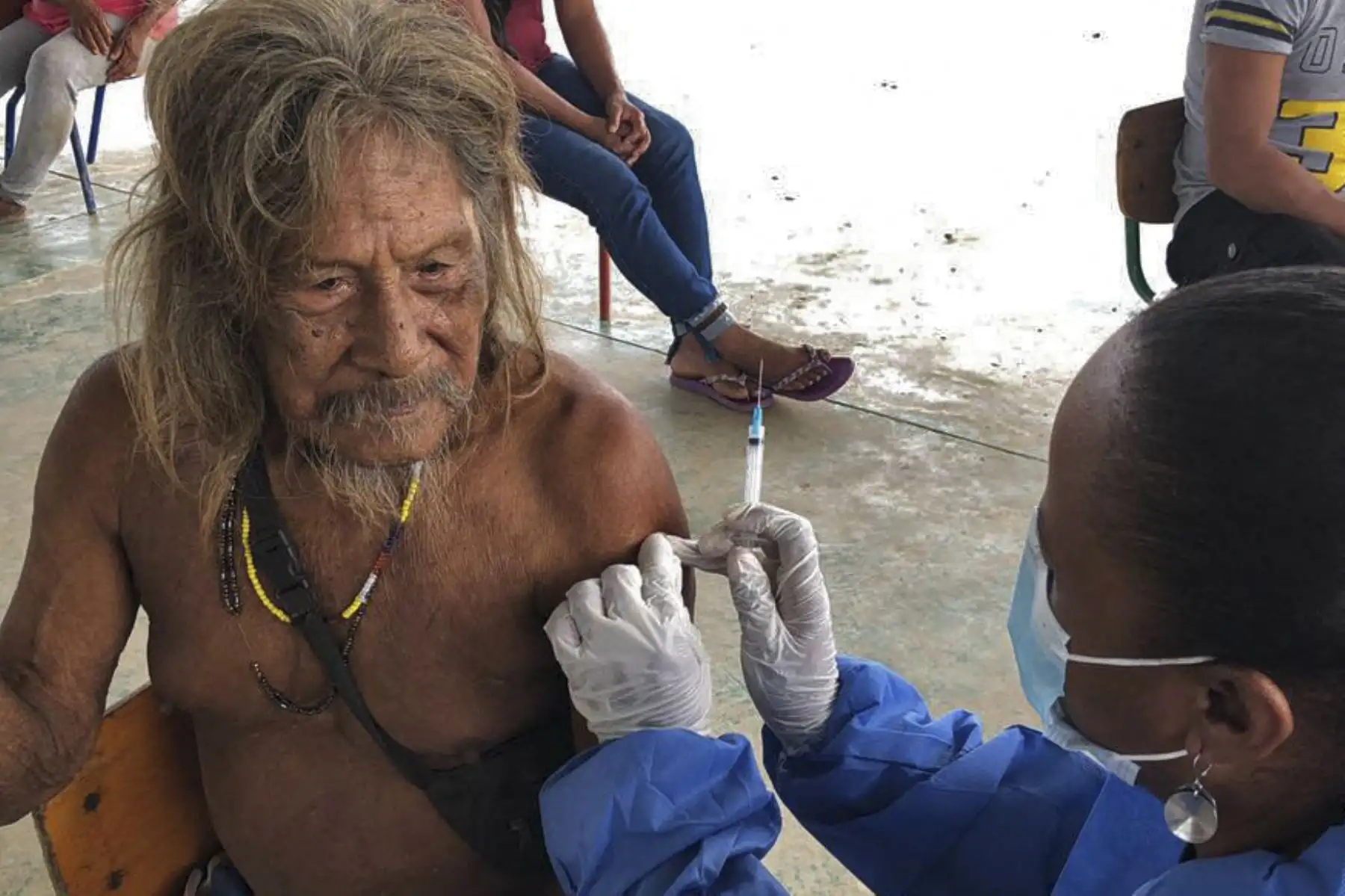 Un trabajador de salud vacuna a un indígena waorani contra COVID-19, en Bameno, Tagaeri-Taromenane, provincia de Orellana, Ecuador. Foto: AFP