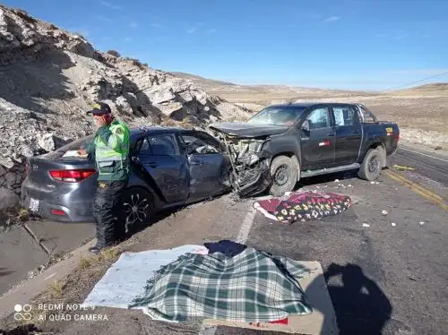 Cuatro personas mueren tras choque frontal de autos en vía Arequipa-Puno. Accidente dejó también una persona herida. Foto: Policía de Carreteras