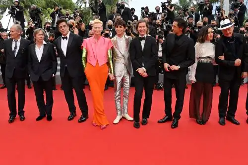 En la alfombra roja, los intérpretes de la película llevaban un pin con la imagen del director. Foto: AFP
